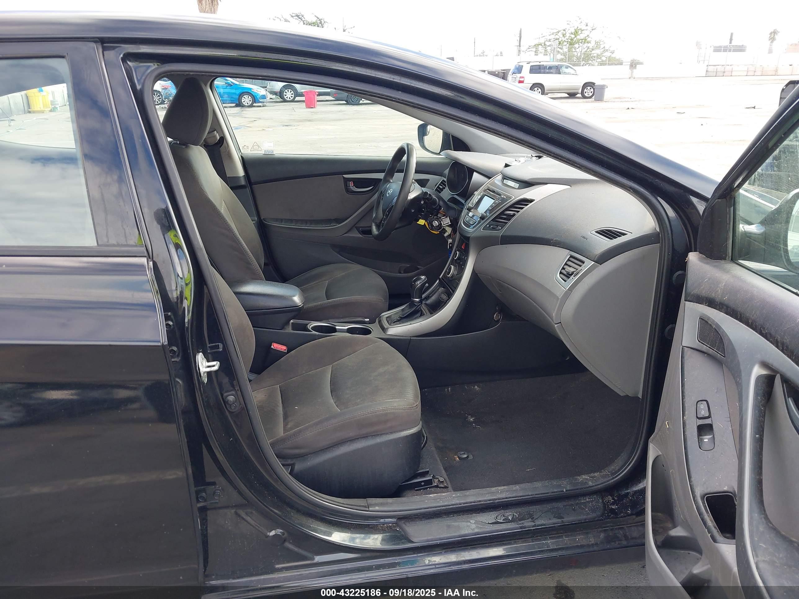HYUNDAI ELANTRA image 5