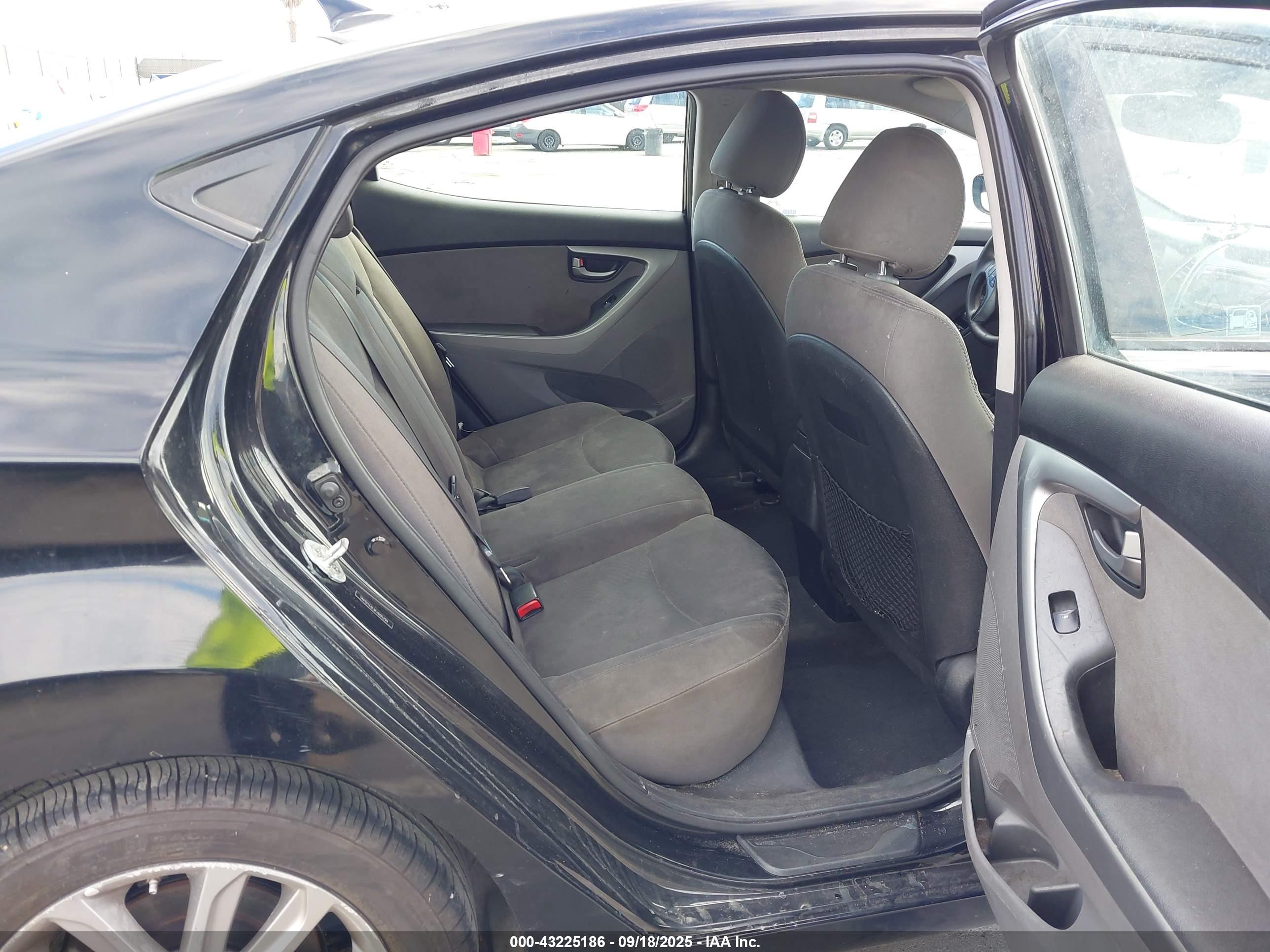 HYUNDAI ELANTRA image 8