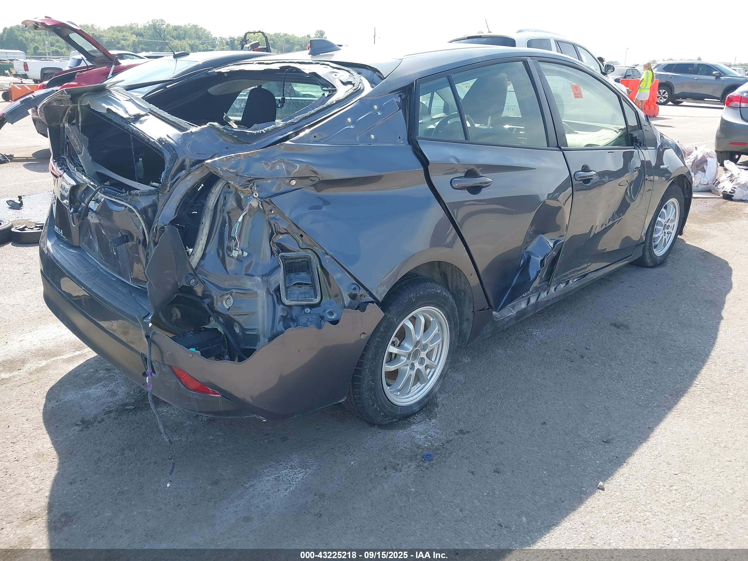 TOYOTA PRIUS image 4