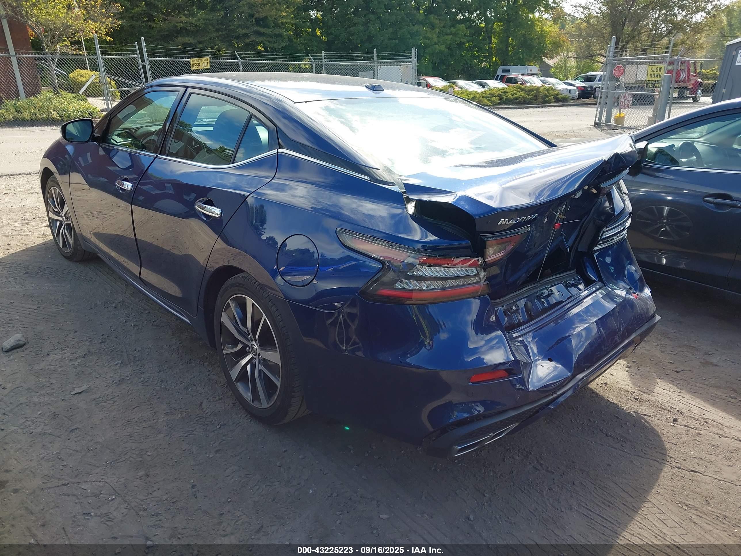 NISSAN MAXIMA image 3