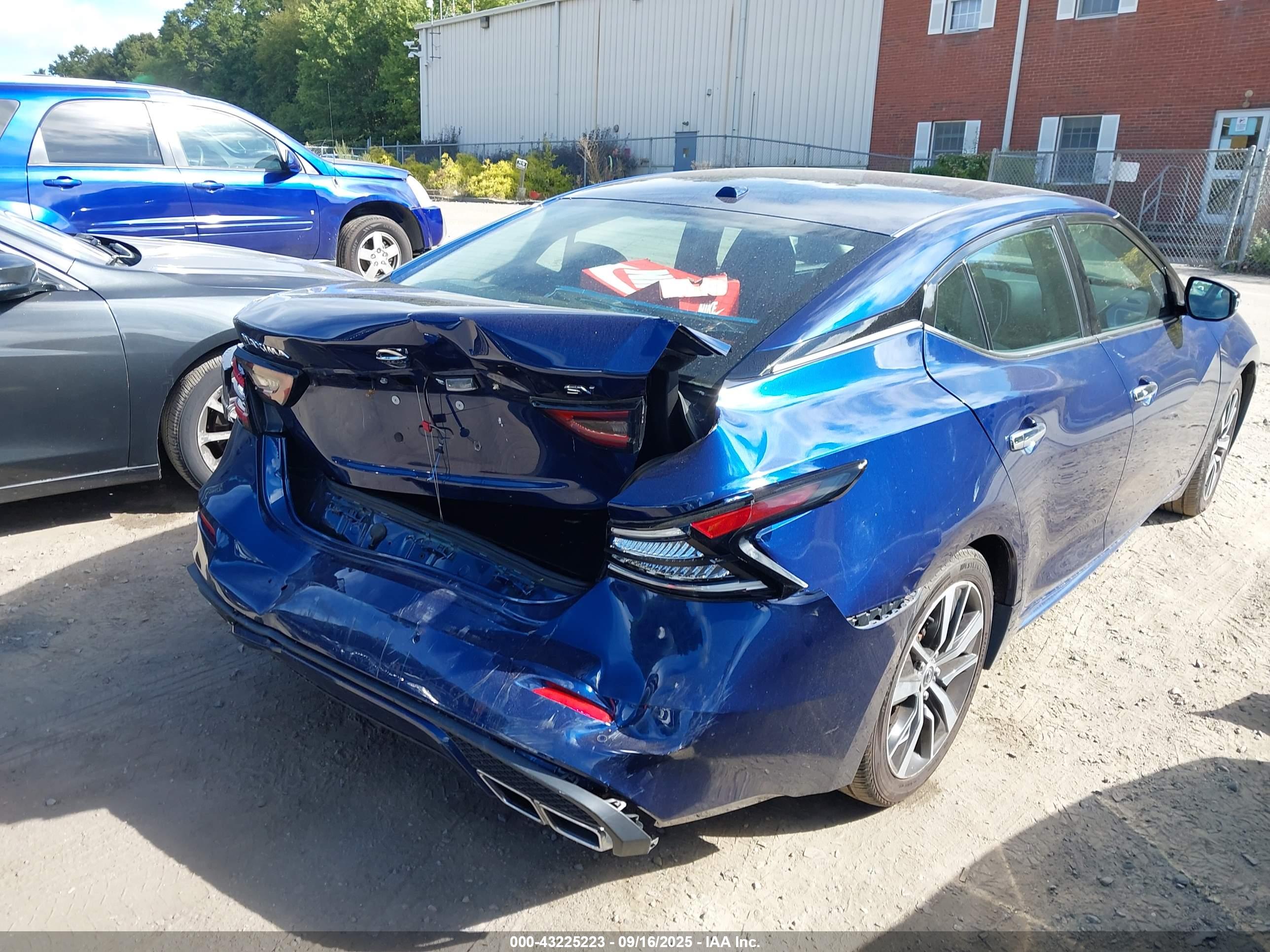 NISSAN MAXIMA image 4