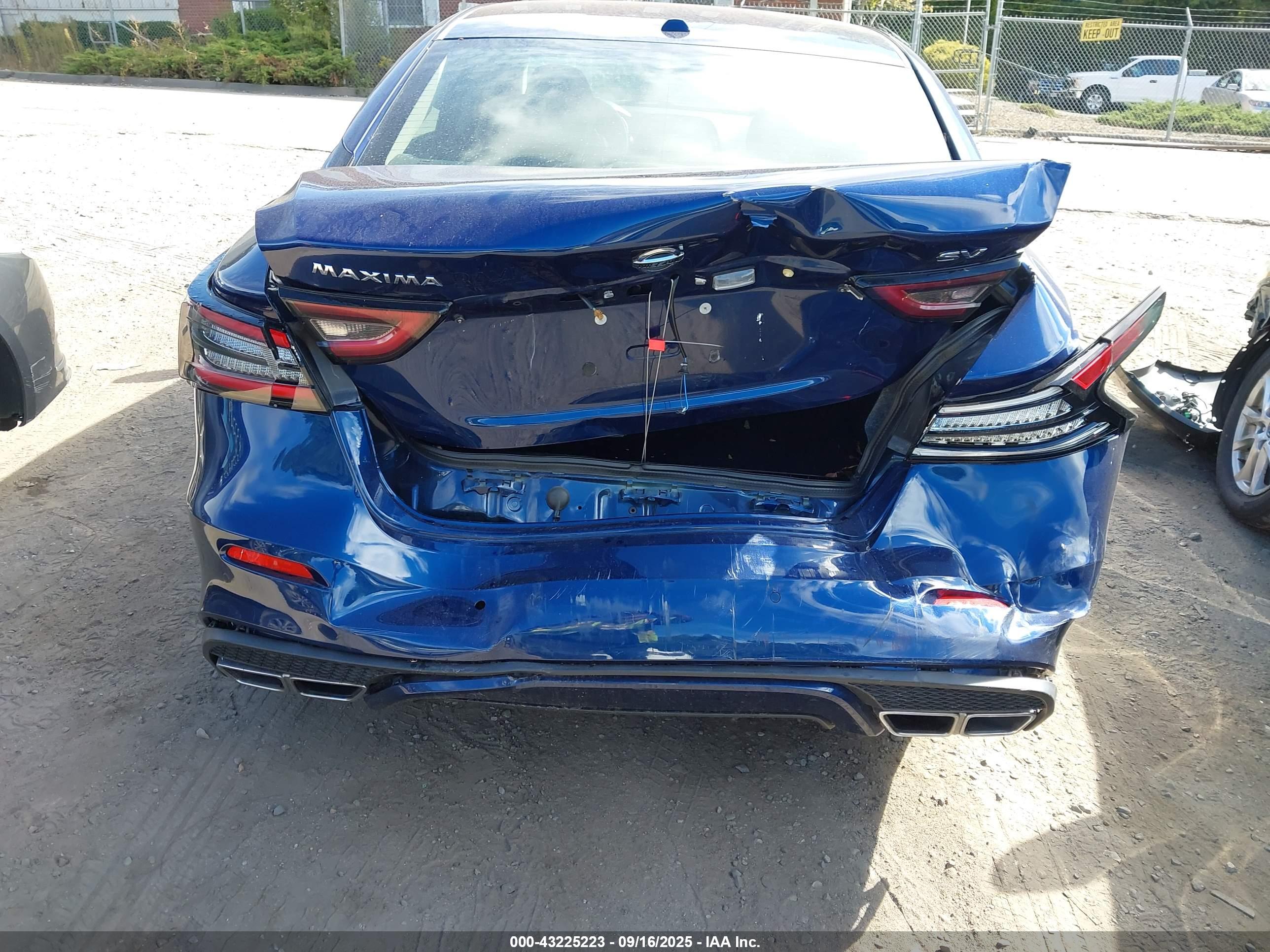 NISSAN MAXIMA image 6