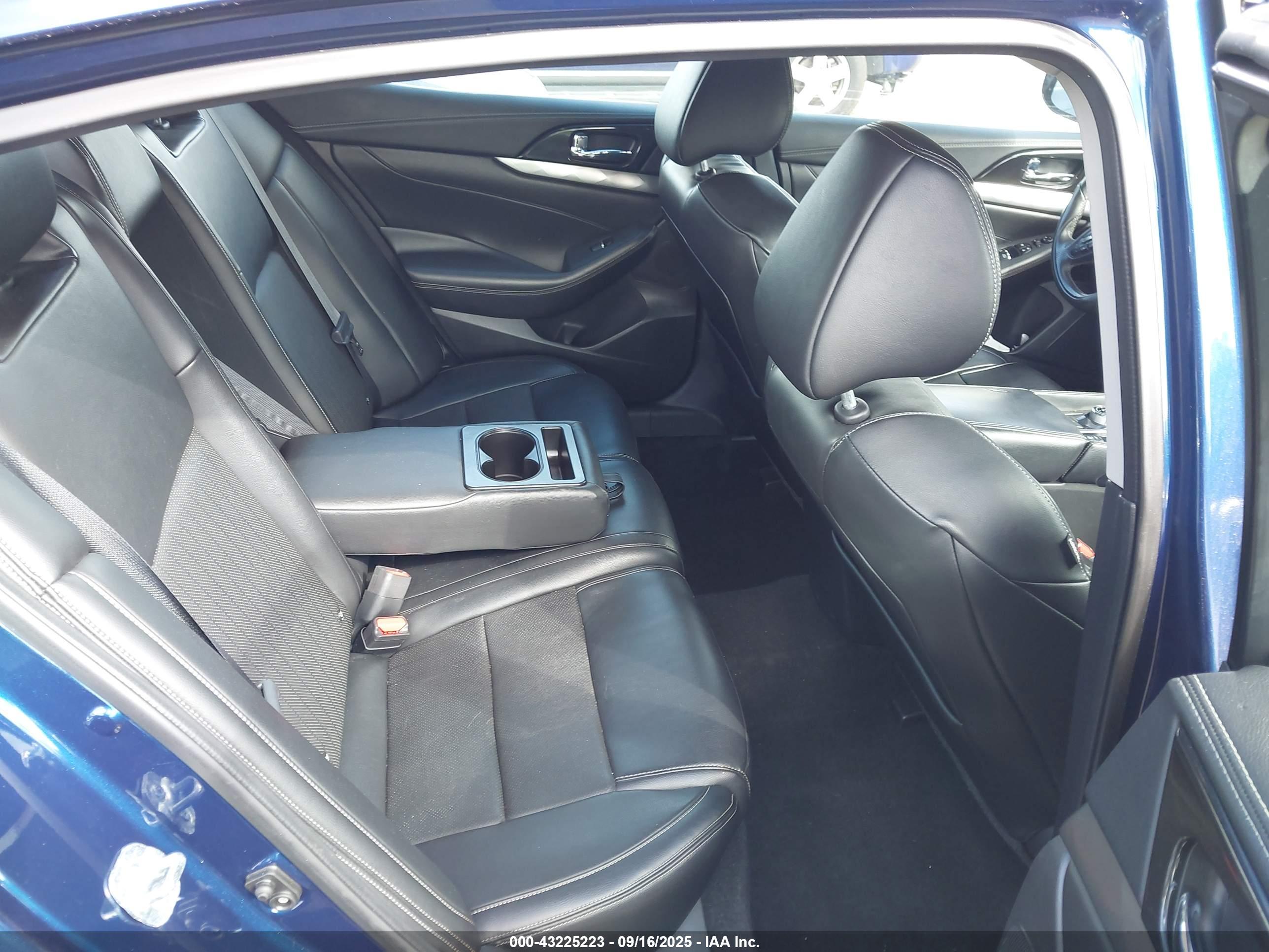 NISSAN MAXIMA image 8