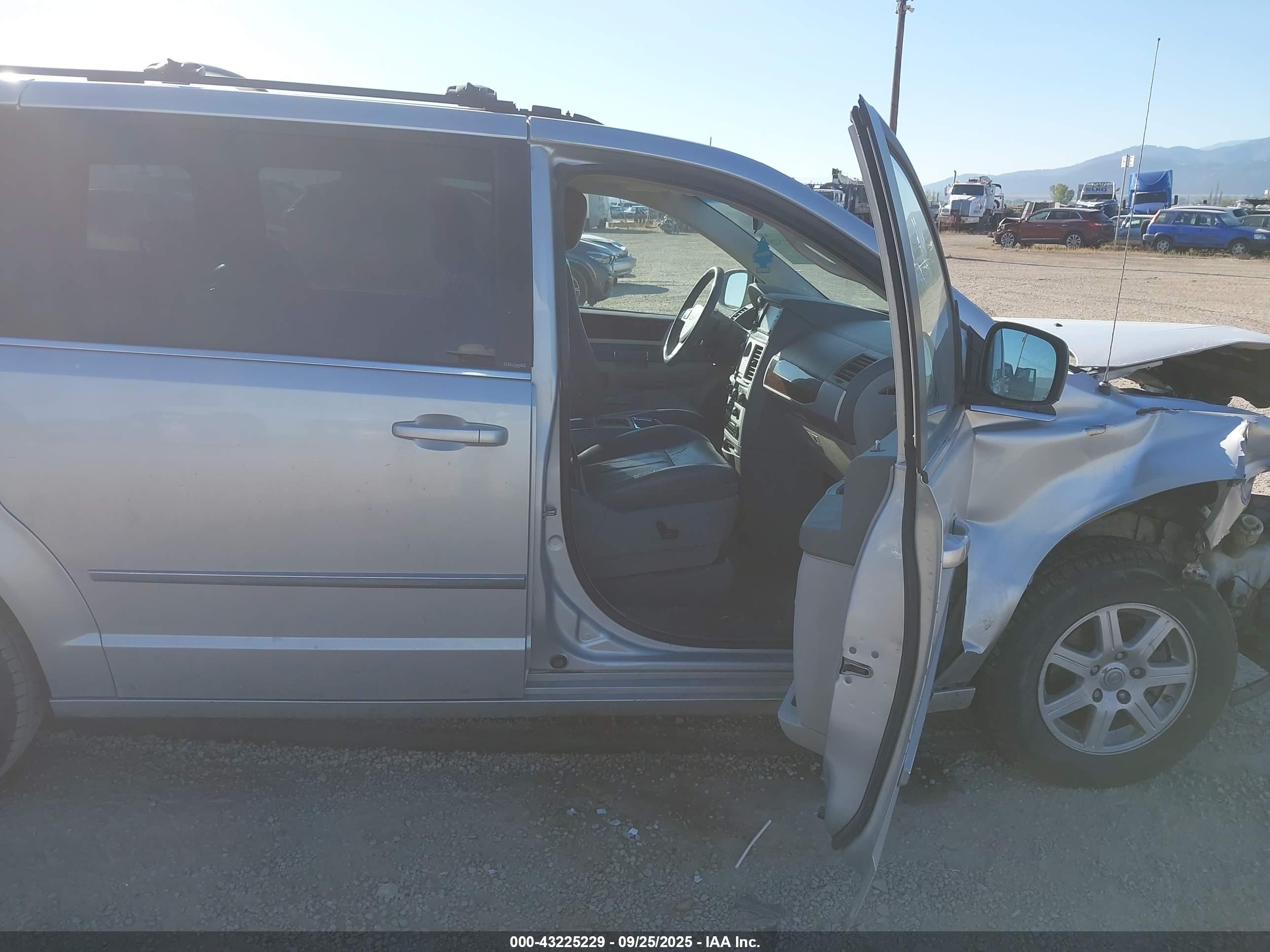CHRYSLER TOWN image 5