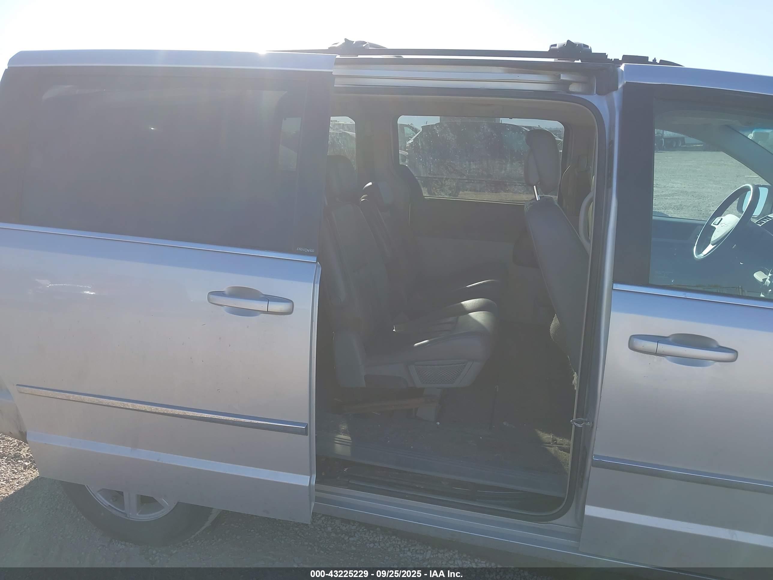 CHRYSLER TOWN image 8