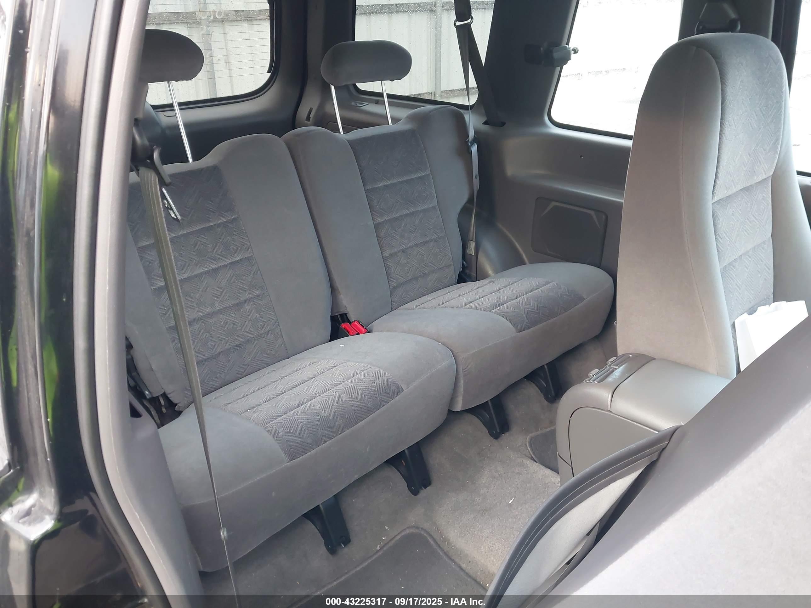 FORD EXPLORER image 8