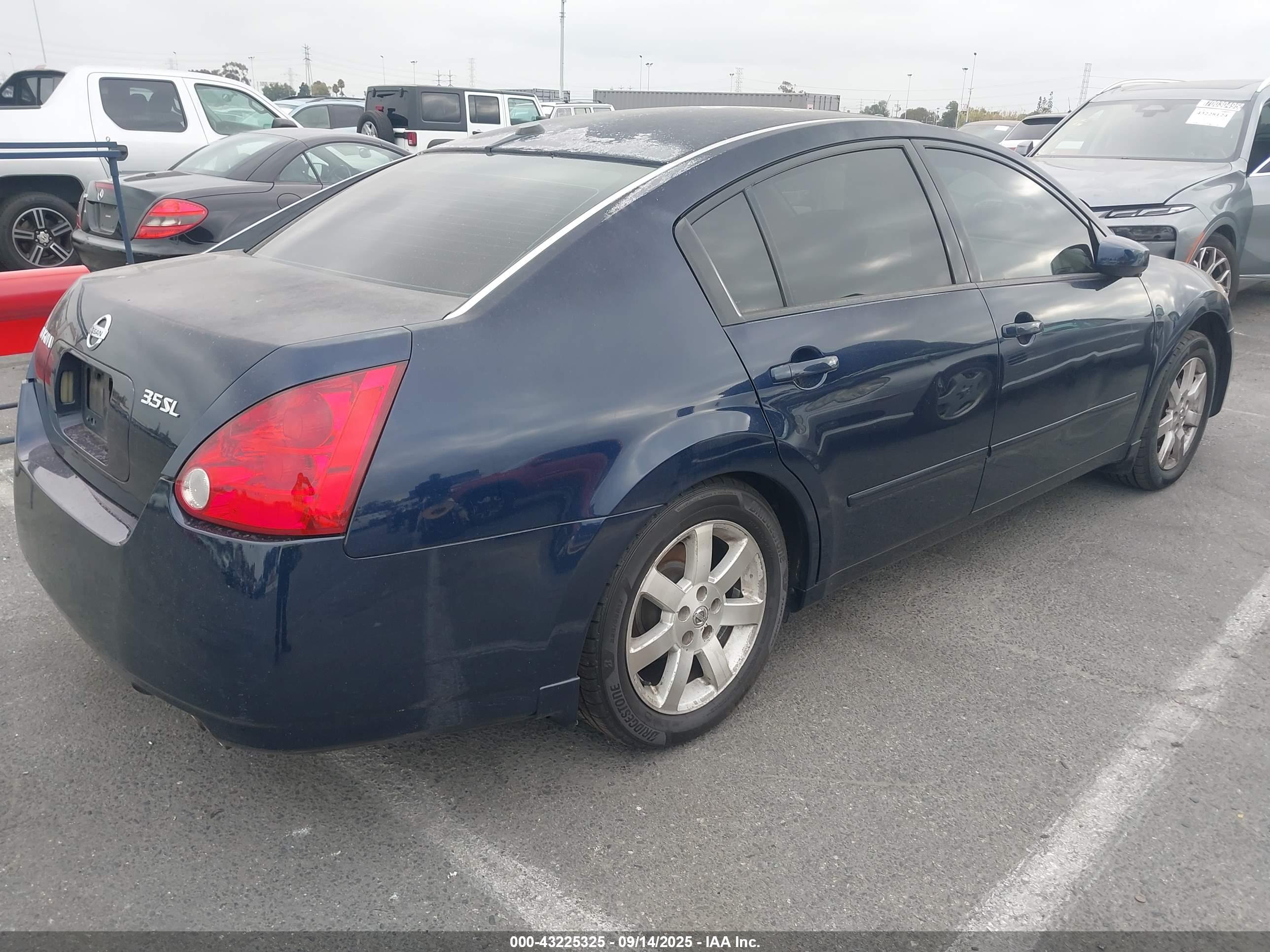 NISSAN MAXIMA image 4