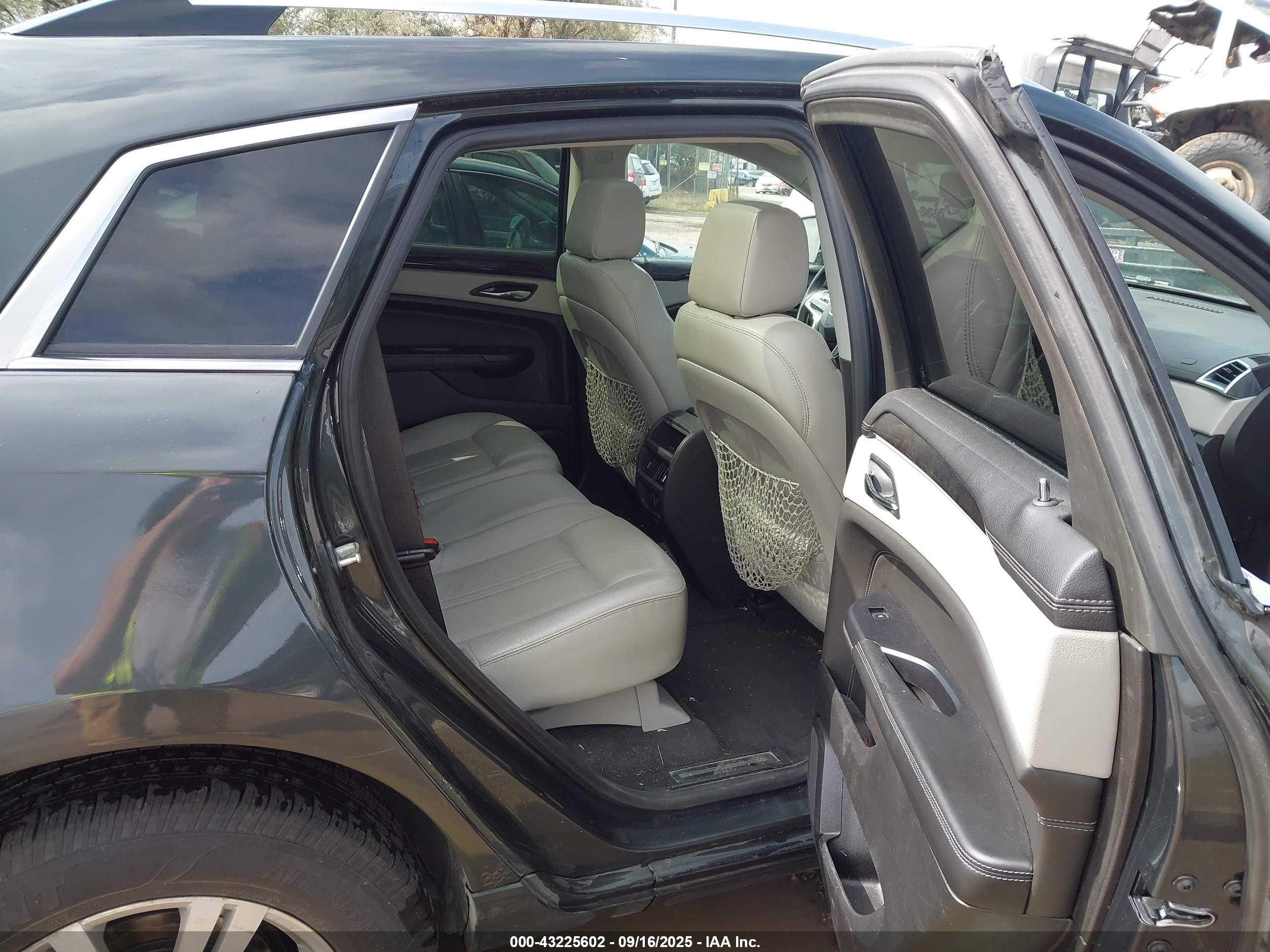 CADILLAC SRX image 8