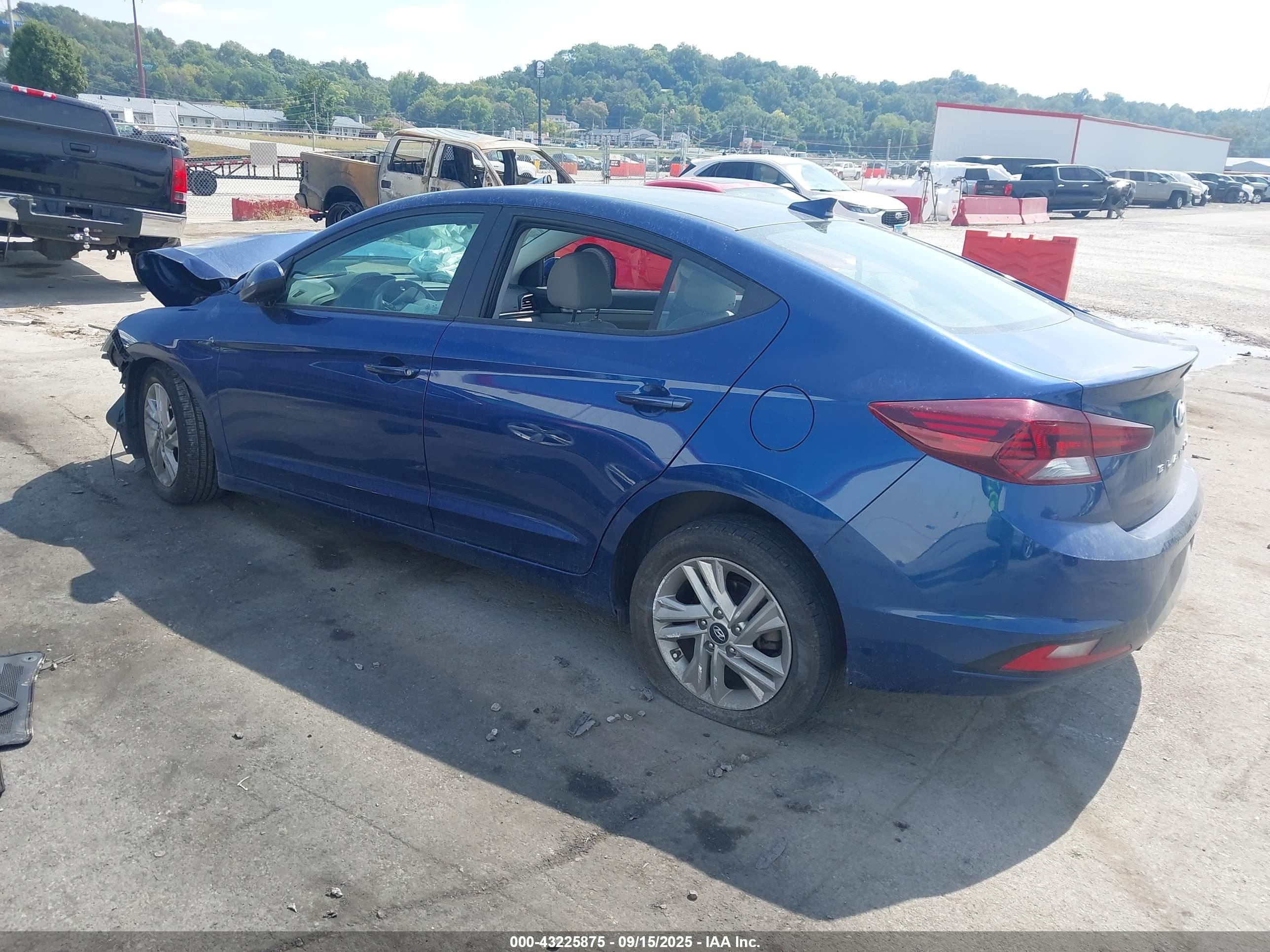 HYUNDAI ELANTRA image 3