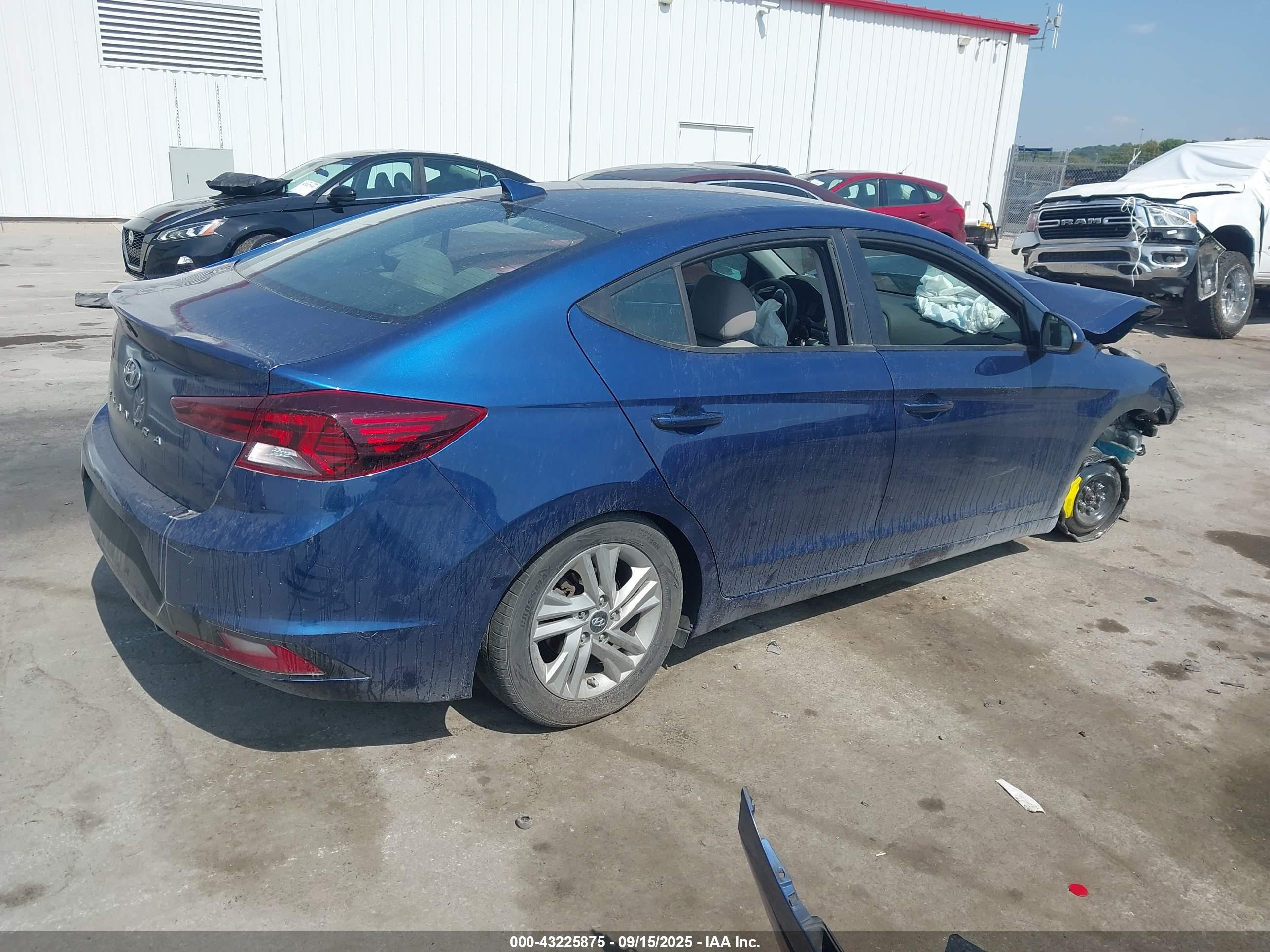 HYUNDAI ELANTRA image 4