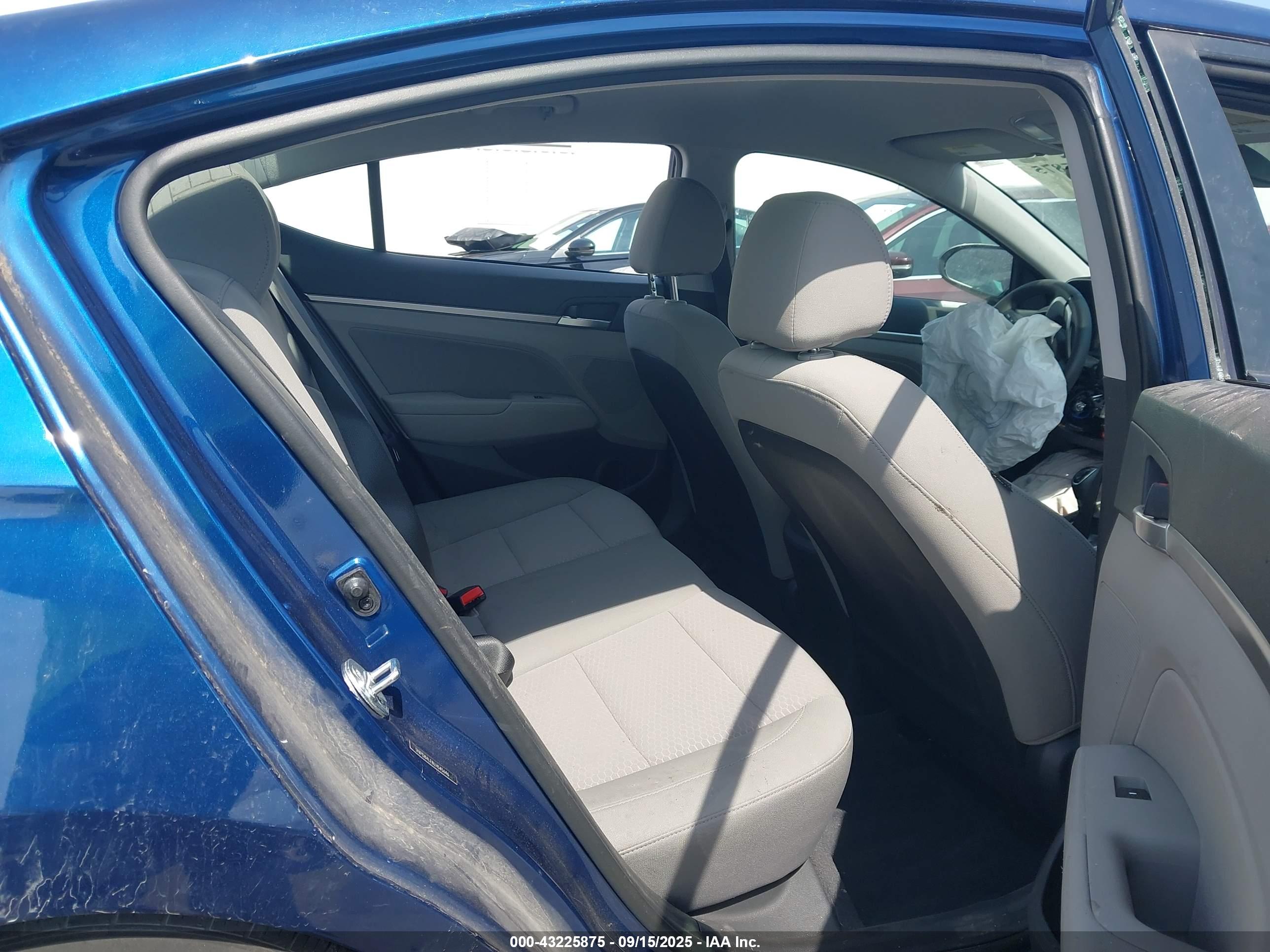 HYUNDAI ELANTRA image 8