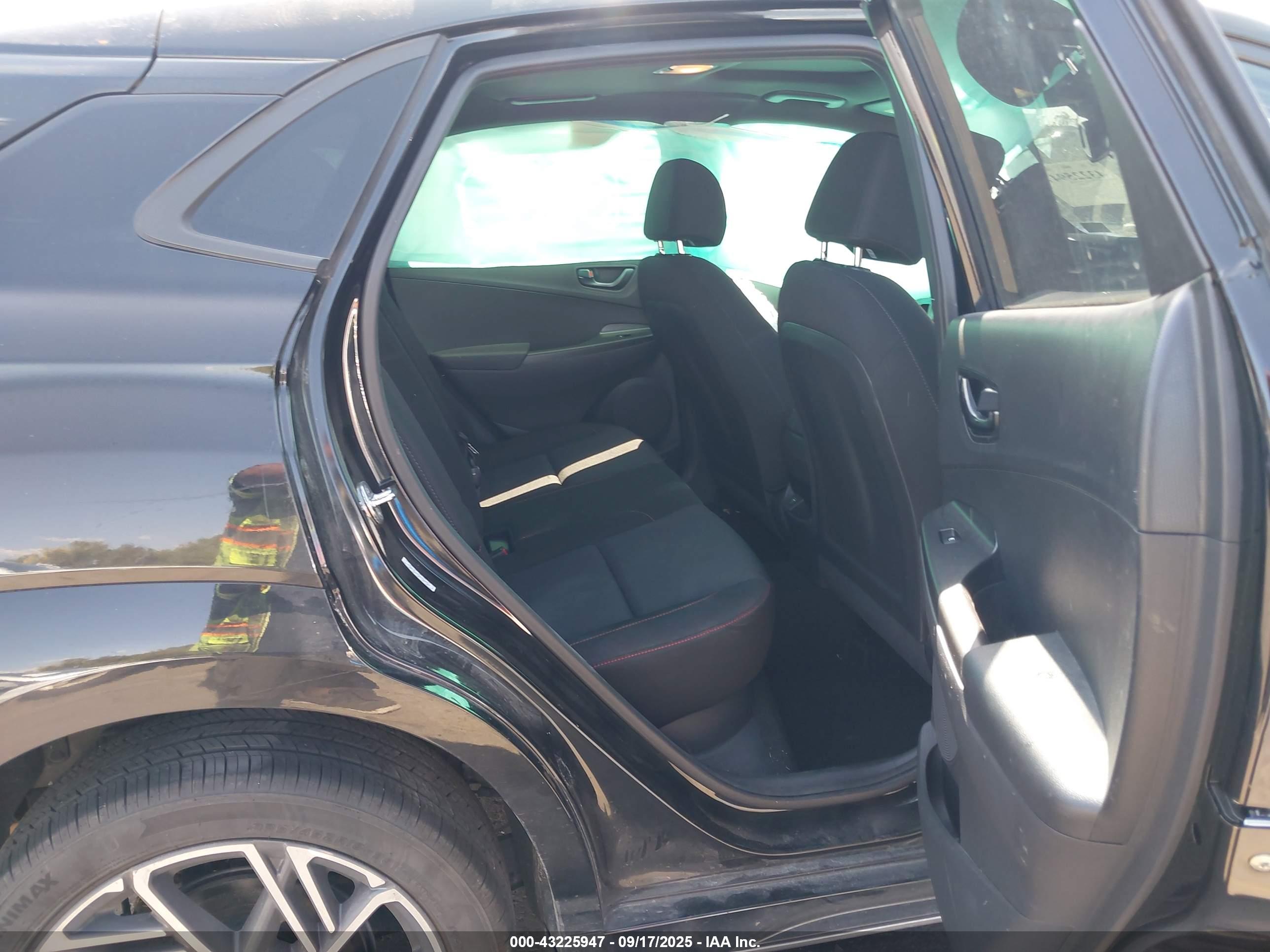 HYUNDAI KONA image 8