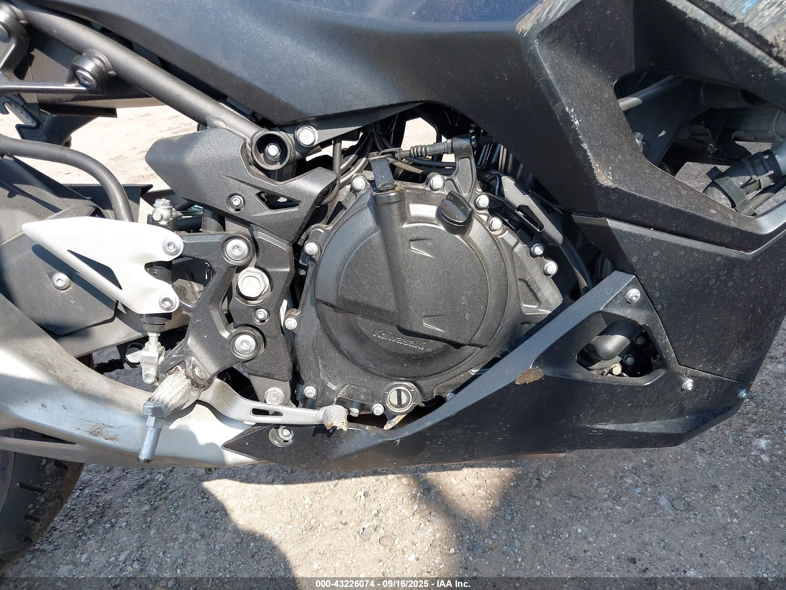 KAWASAKI EX500 image 8