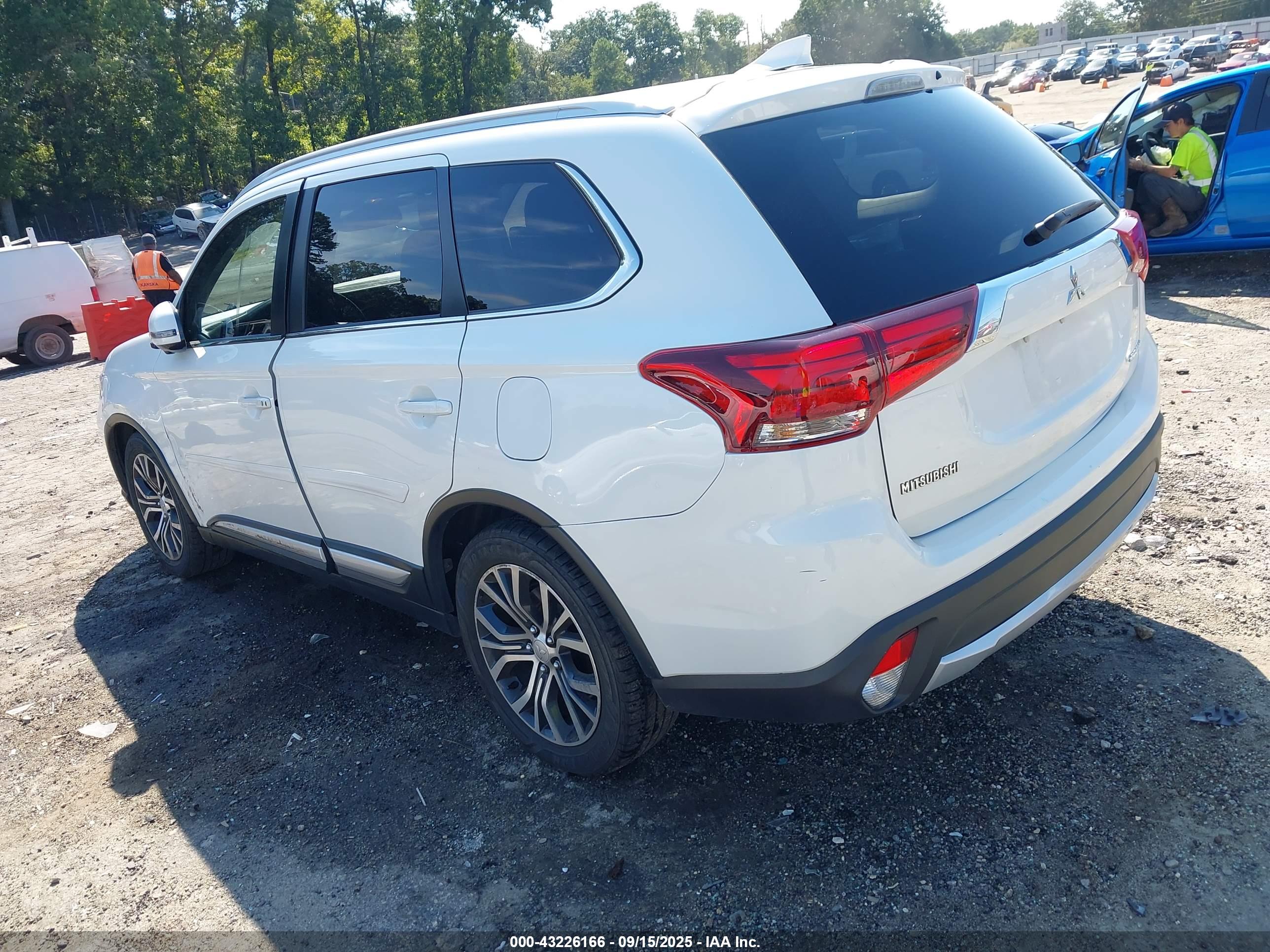 MITSUBISHI OUTLANDER image 3
