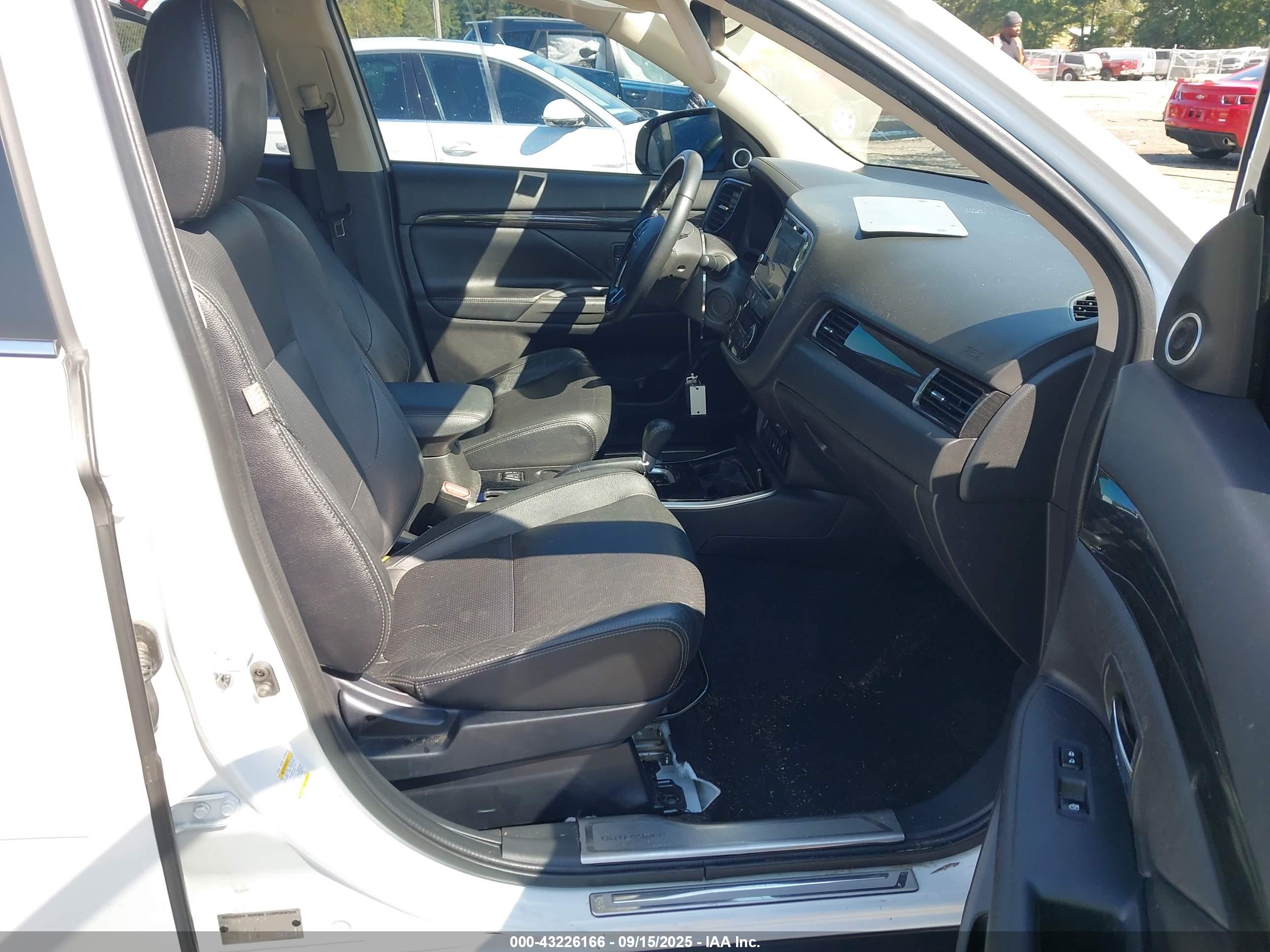 MITSUBISHI OUTLANDER image 5