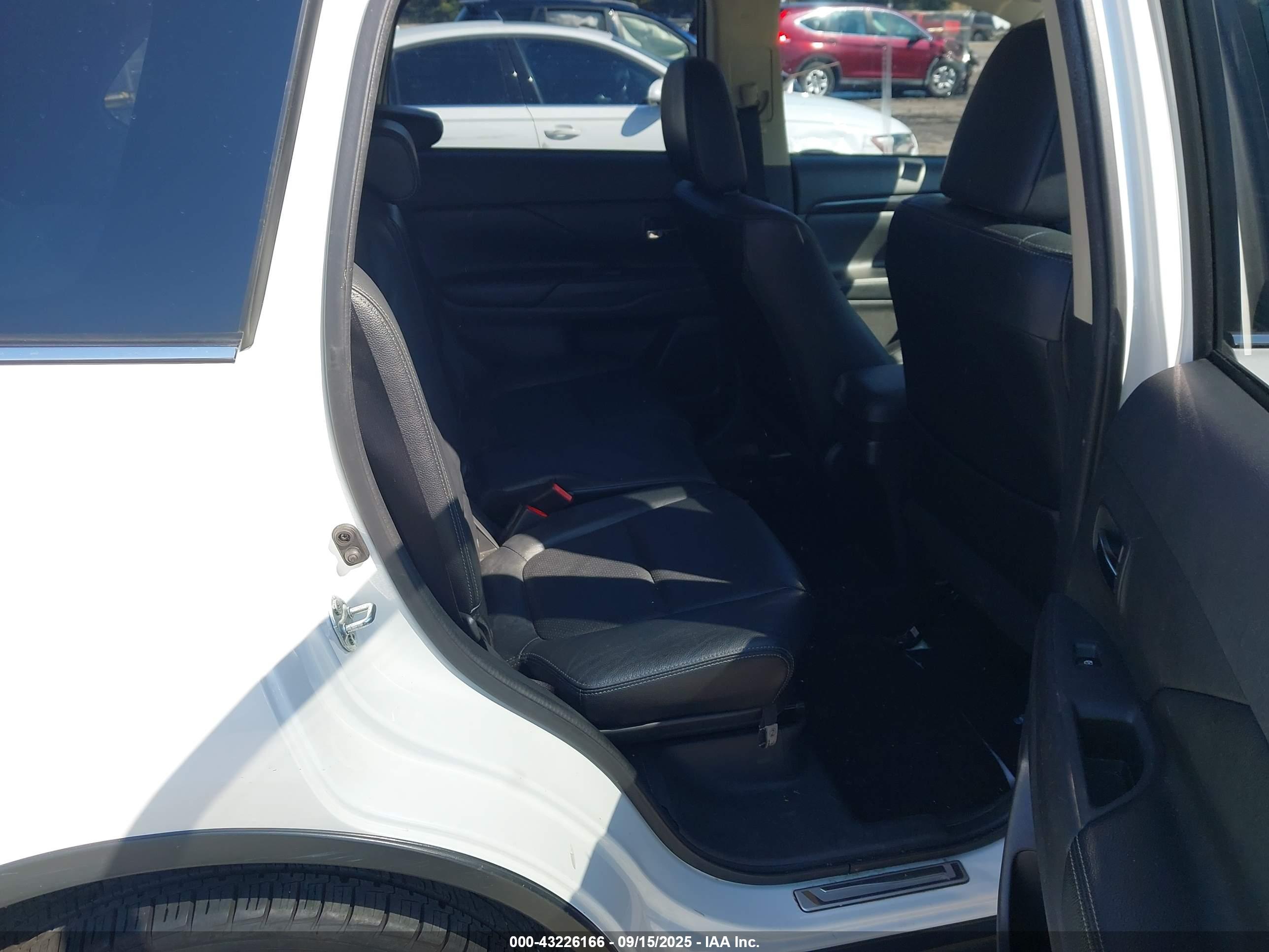 MITSUBISHI OUTLANDER image 8