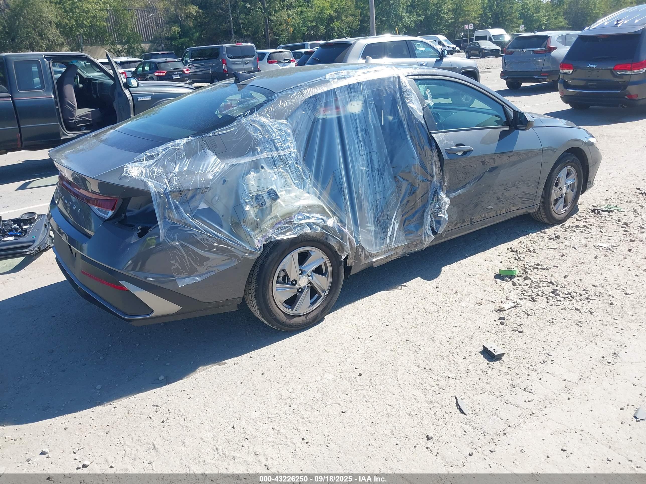 HYUNDAI ELANTRA image 4