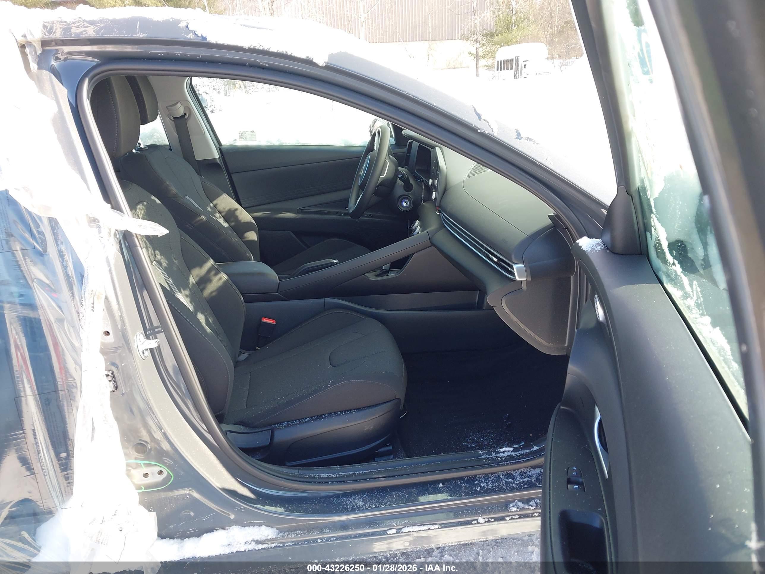 HYUNDAI ELANTRA image 5