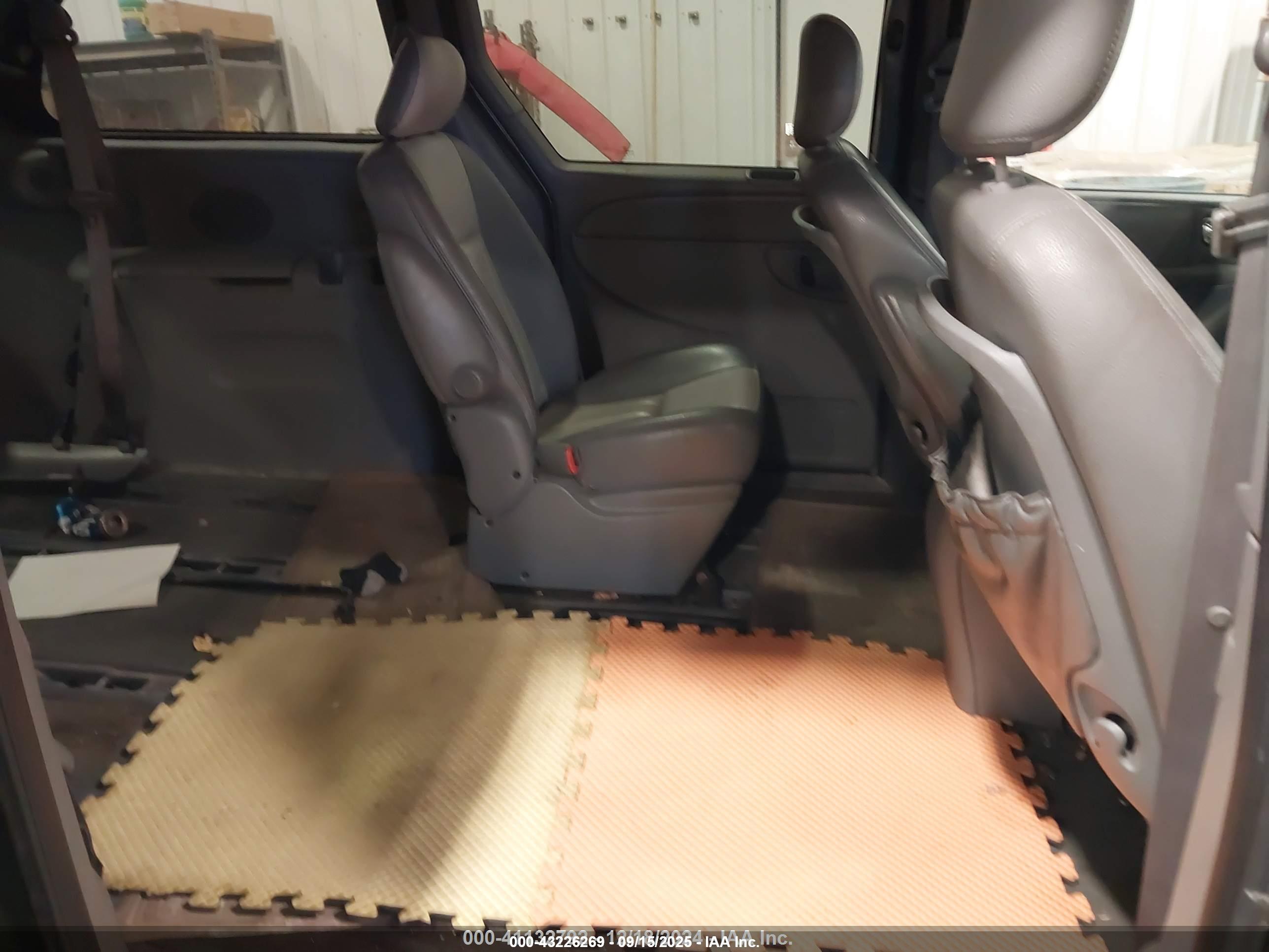 CHRYSLER TOWN image 8