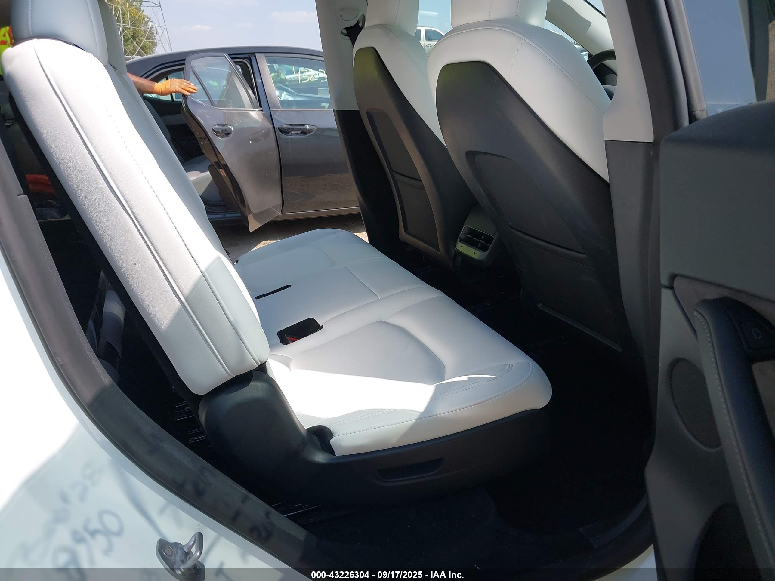 TESLA MODEL image 8