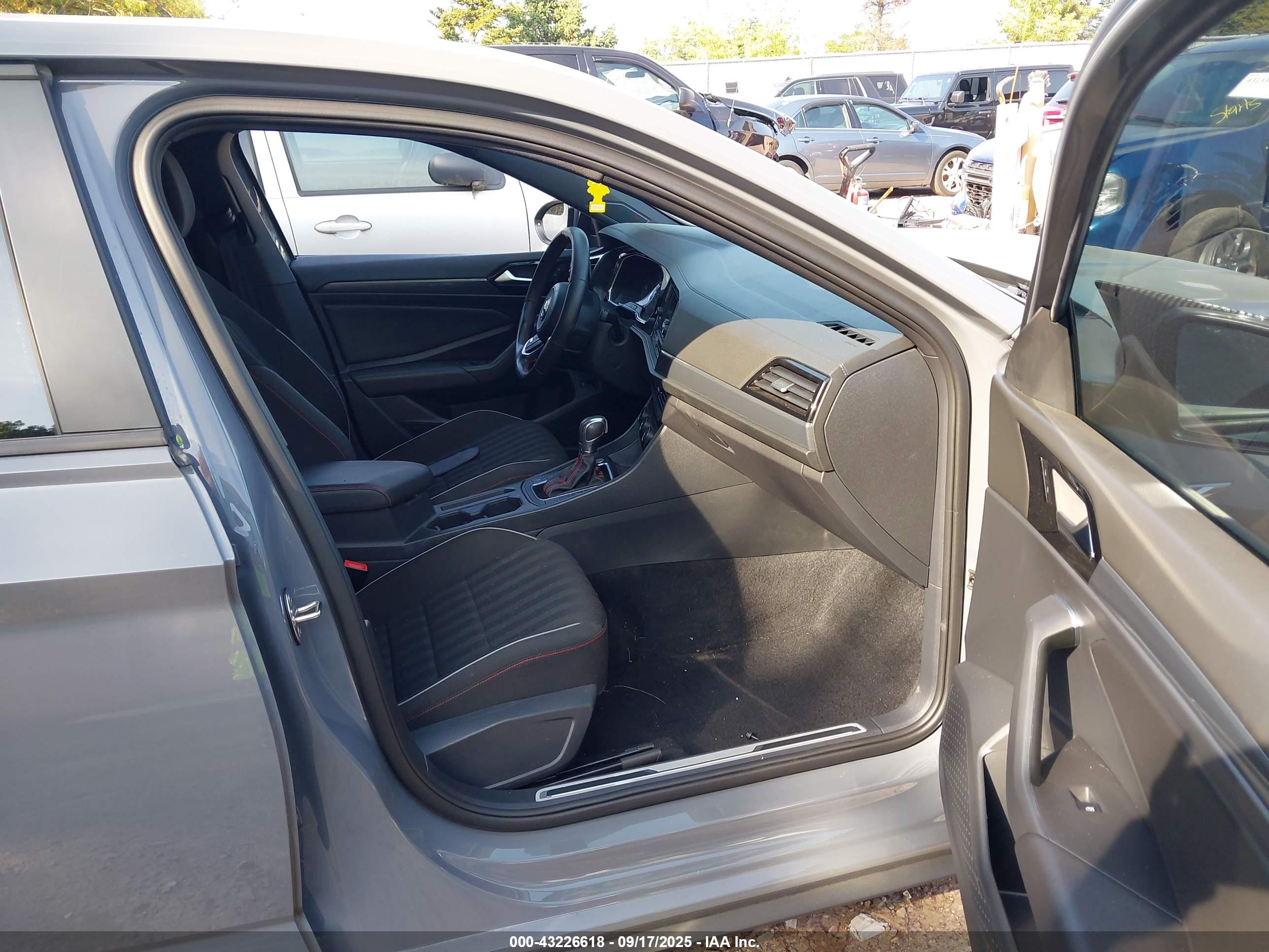 VOLKSWAGEN JETTA image 5