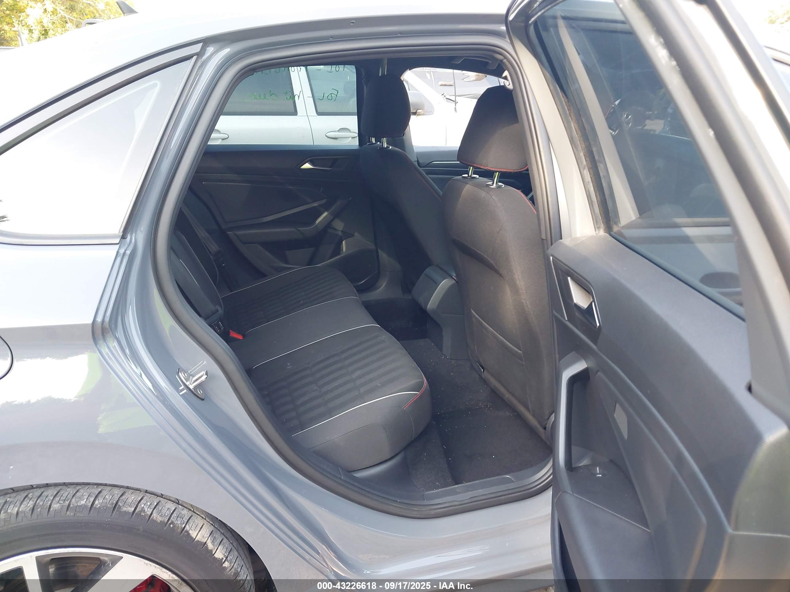 VOLKSWAGEN JETTA image 8