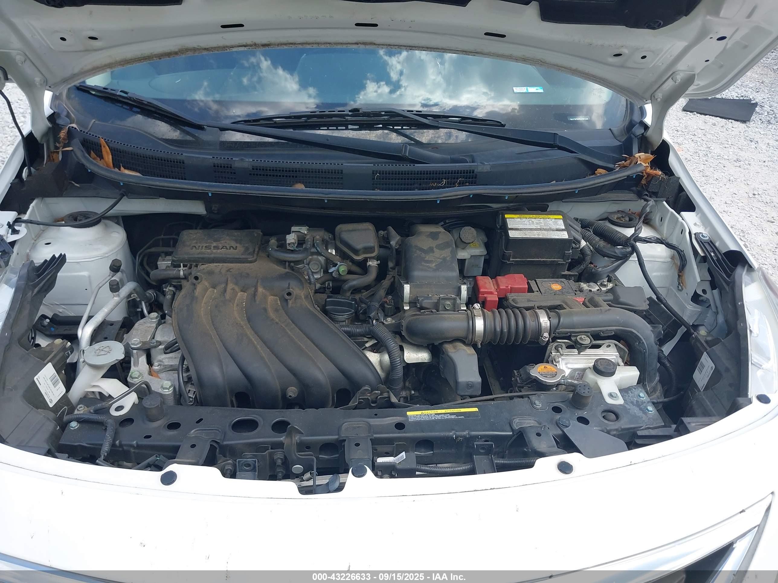 NISSAN VERSA image 10