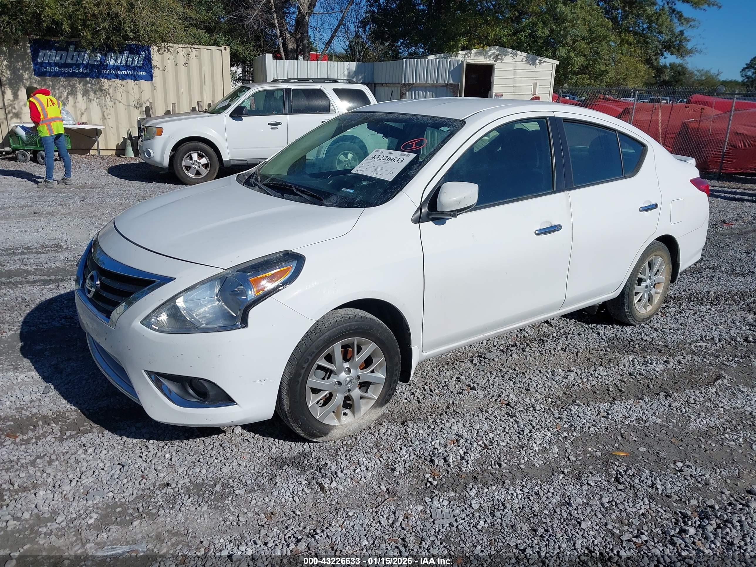 NISSAN VERSA image 2