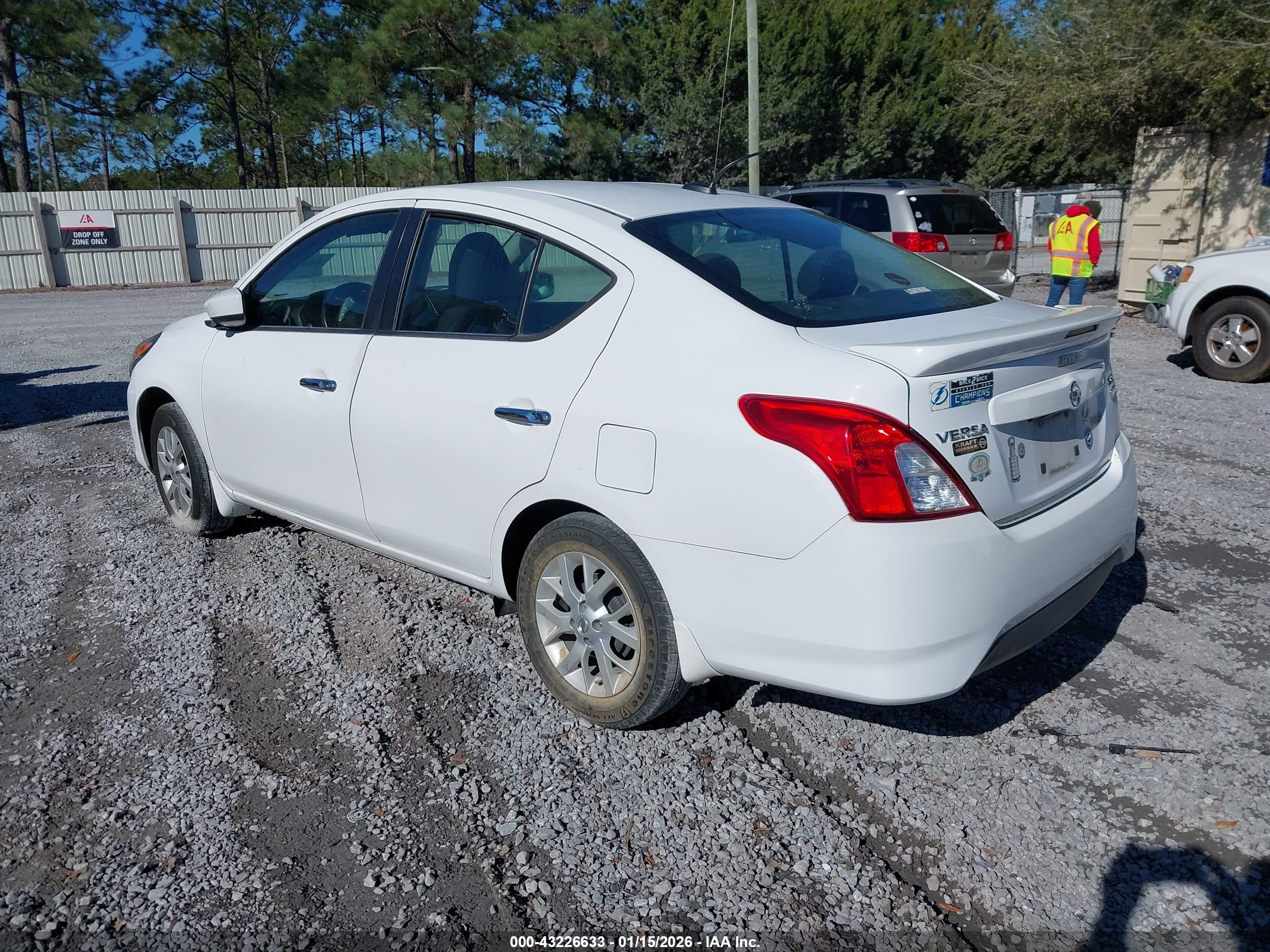 NISSAN VERSA image 3