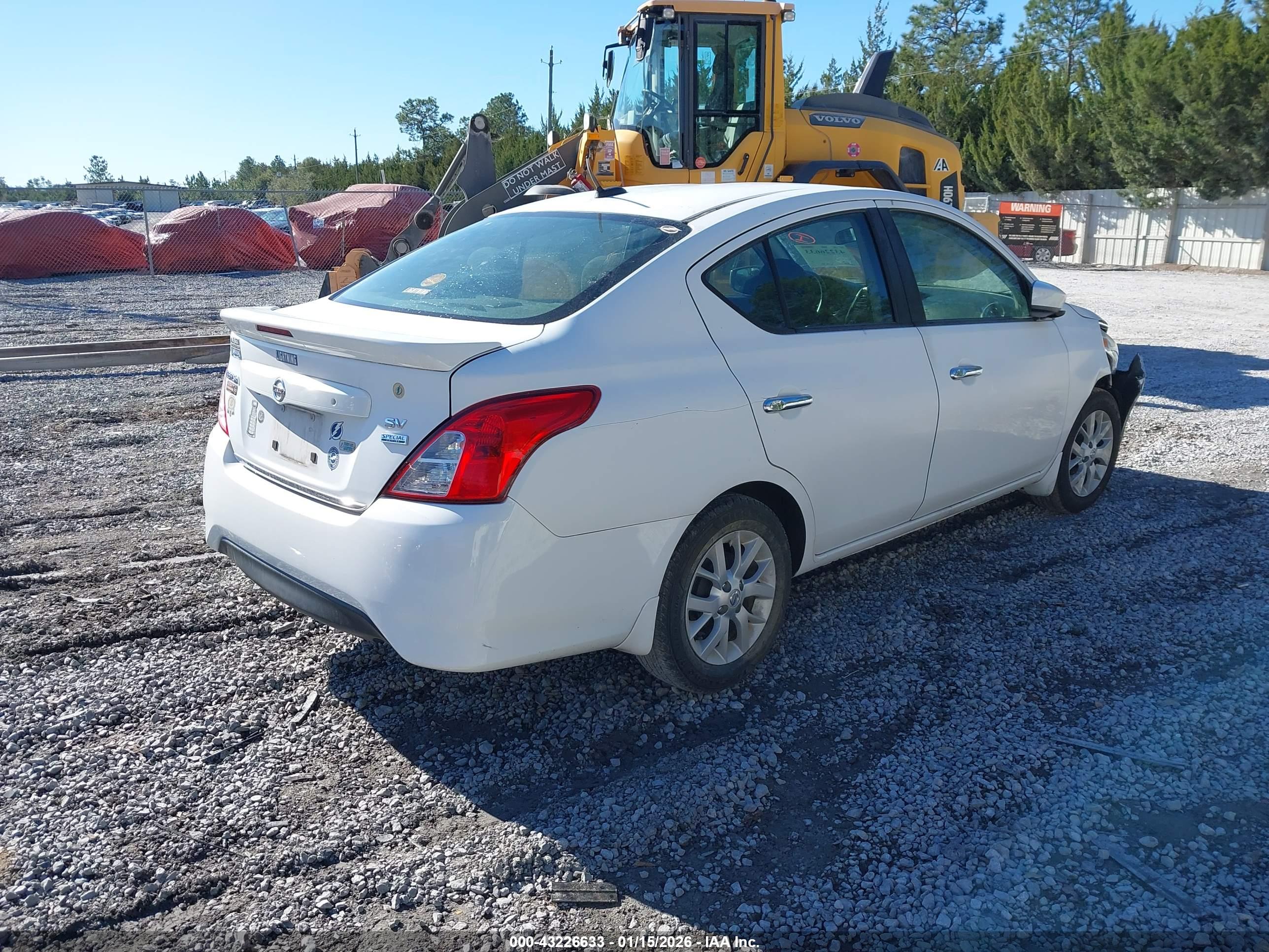 NISSAN VERSA image 4