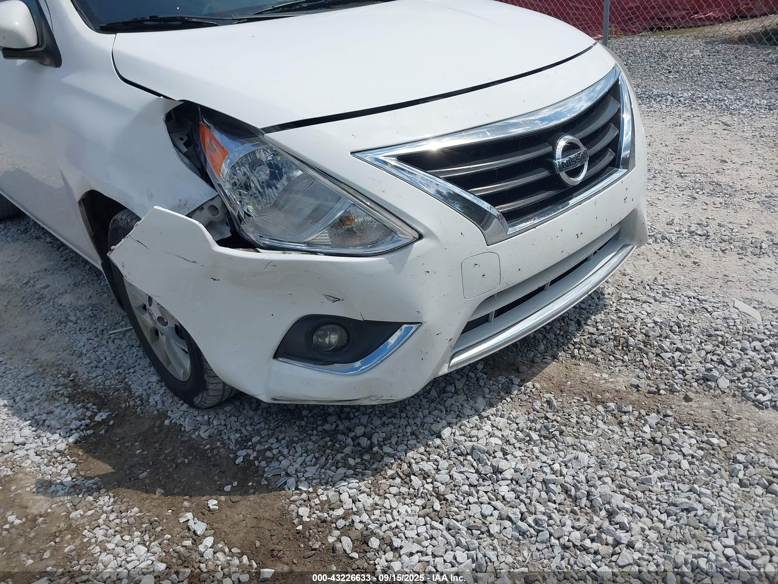 NISSAN VERSA image 6