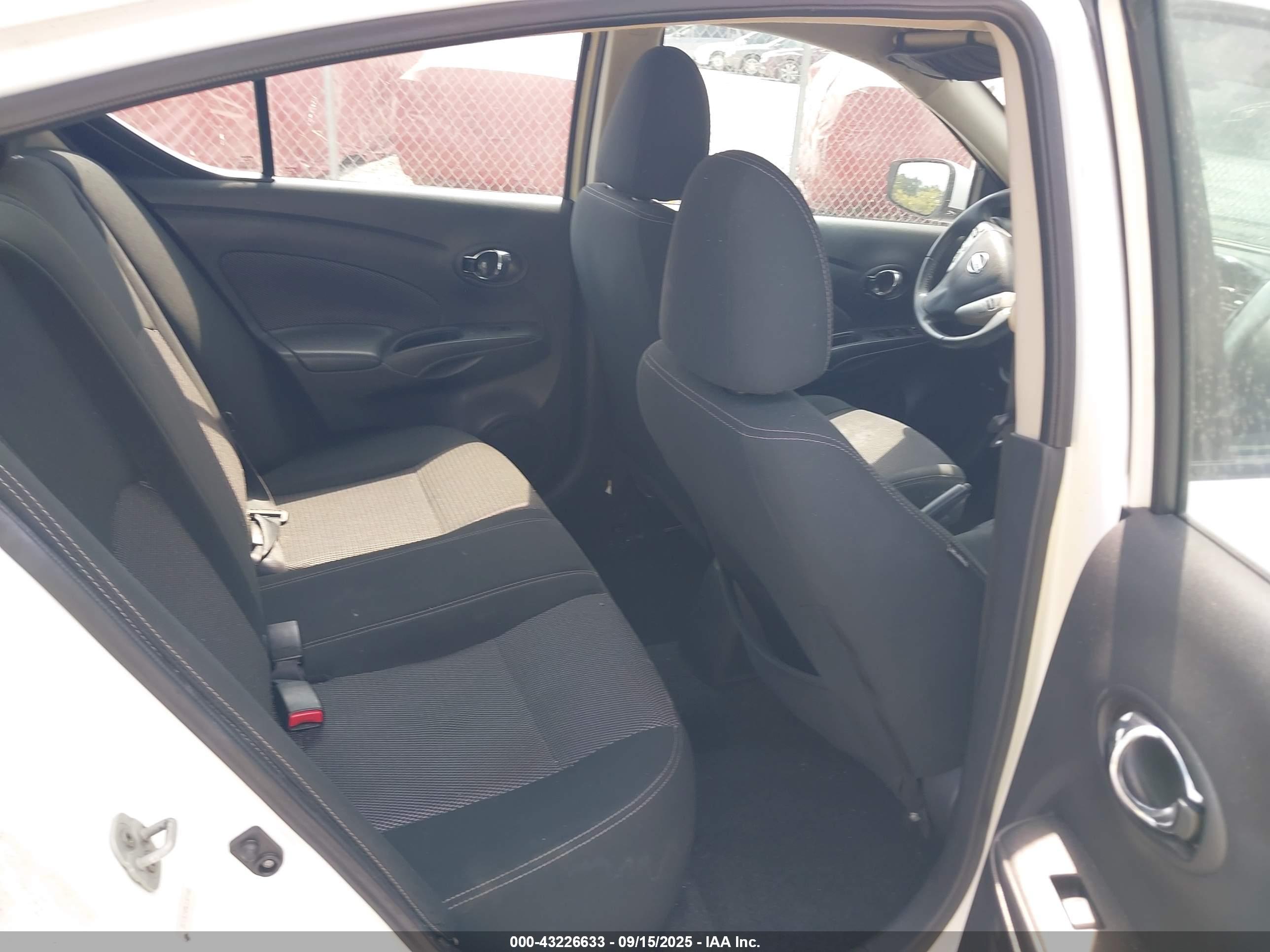 NISSAN VERSA image 8