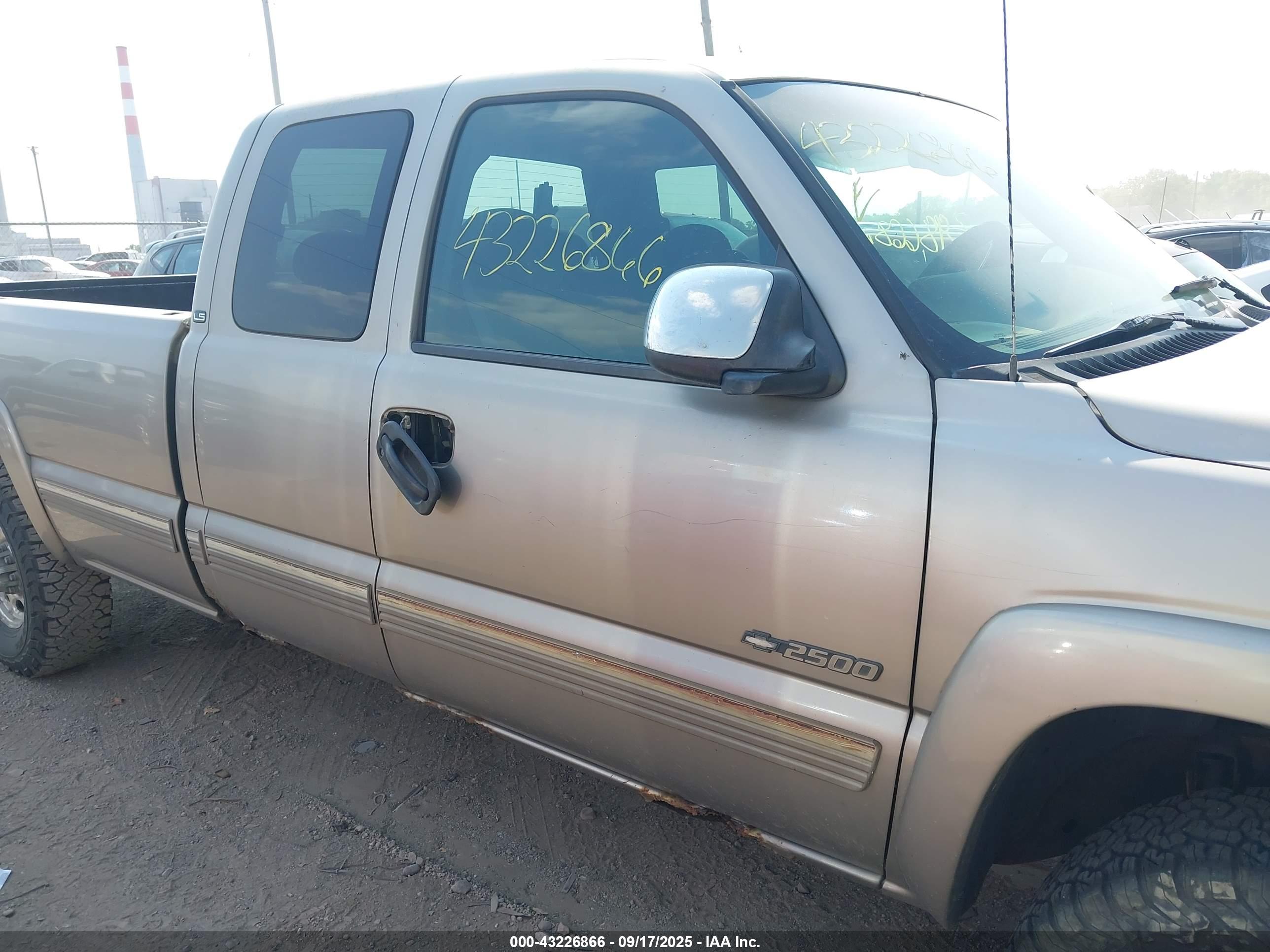 CHEVROLET SILVERADO image 6