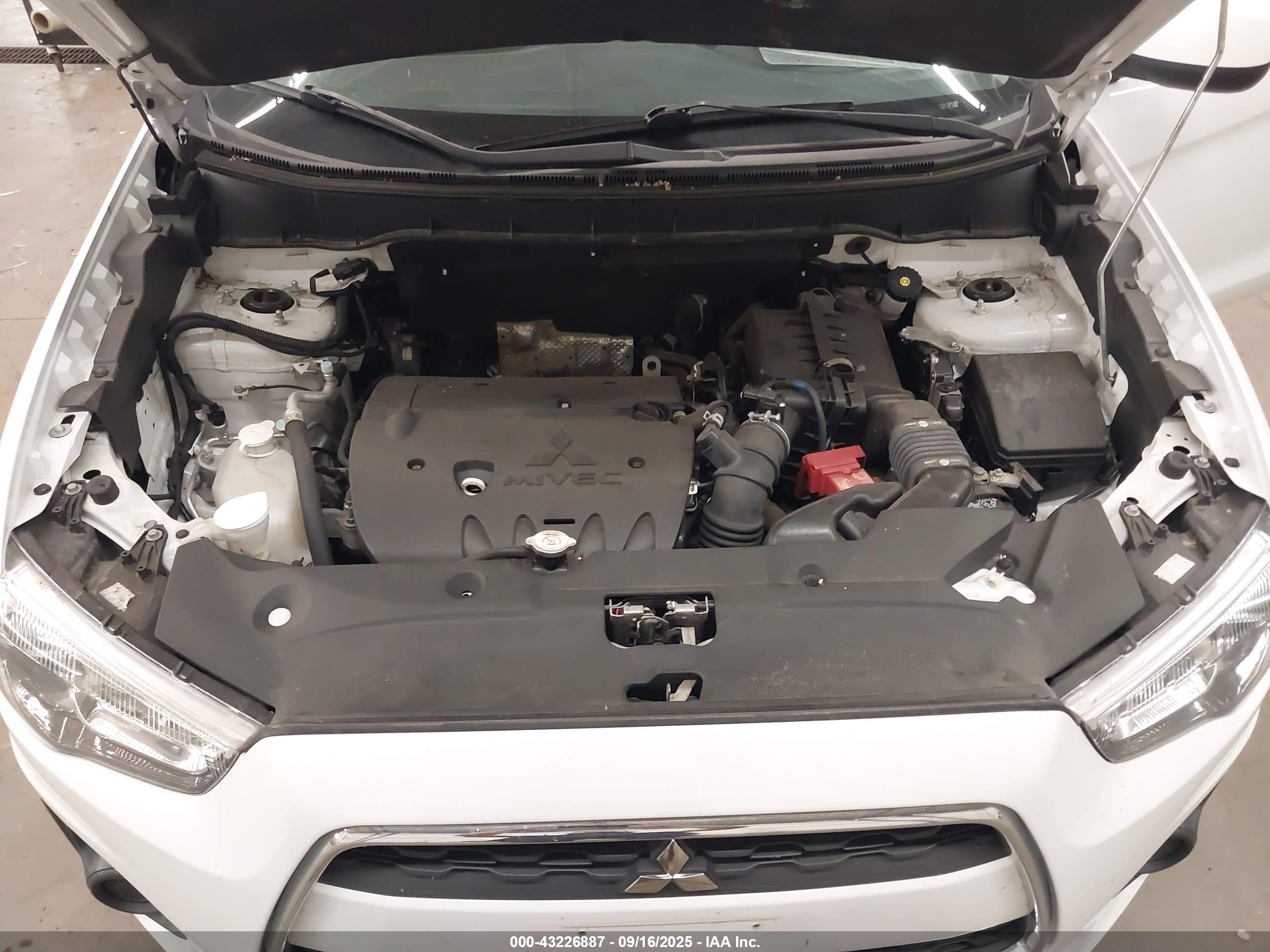 MITSUBISHI OUTLANDER image 10