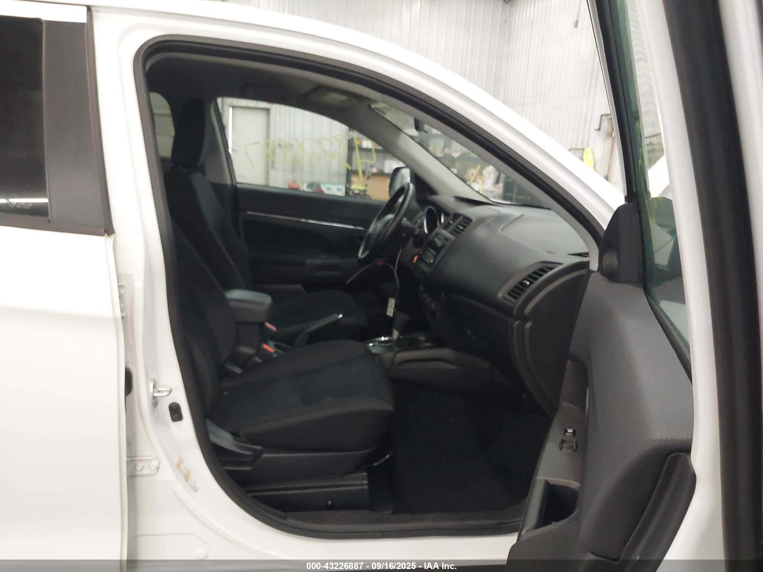 MITSUBISHI OUTLANDER image 5