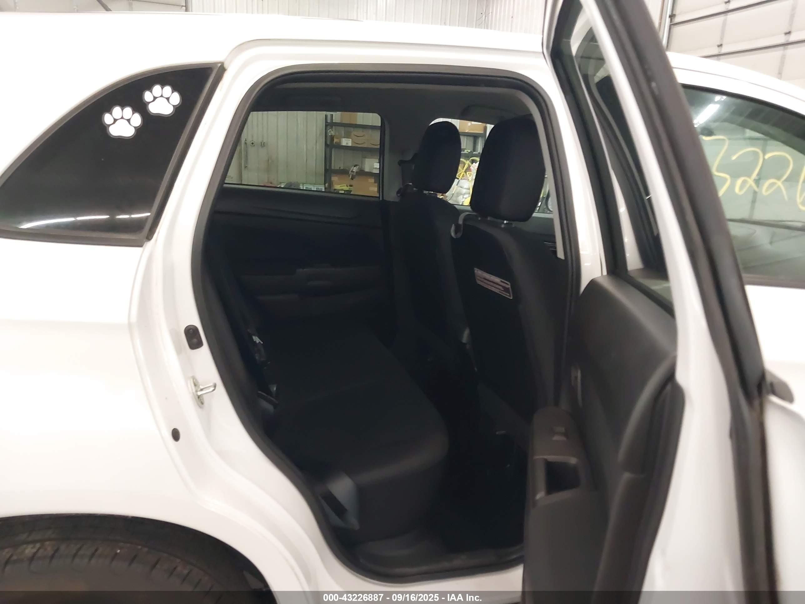 MITSUBISHI OUTLANDER image 8