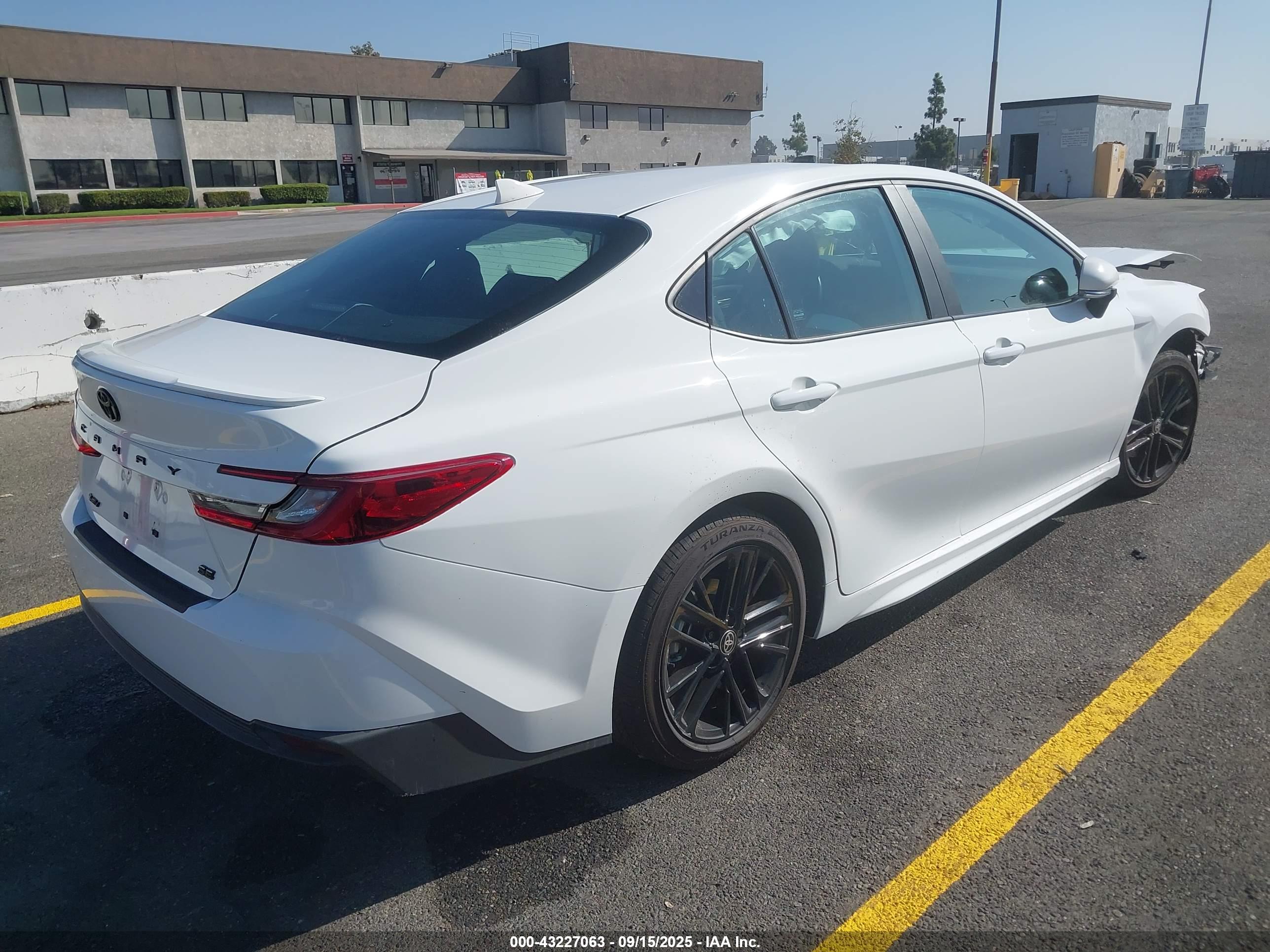 TOYOTA CAMRY image 4