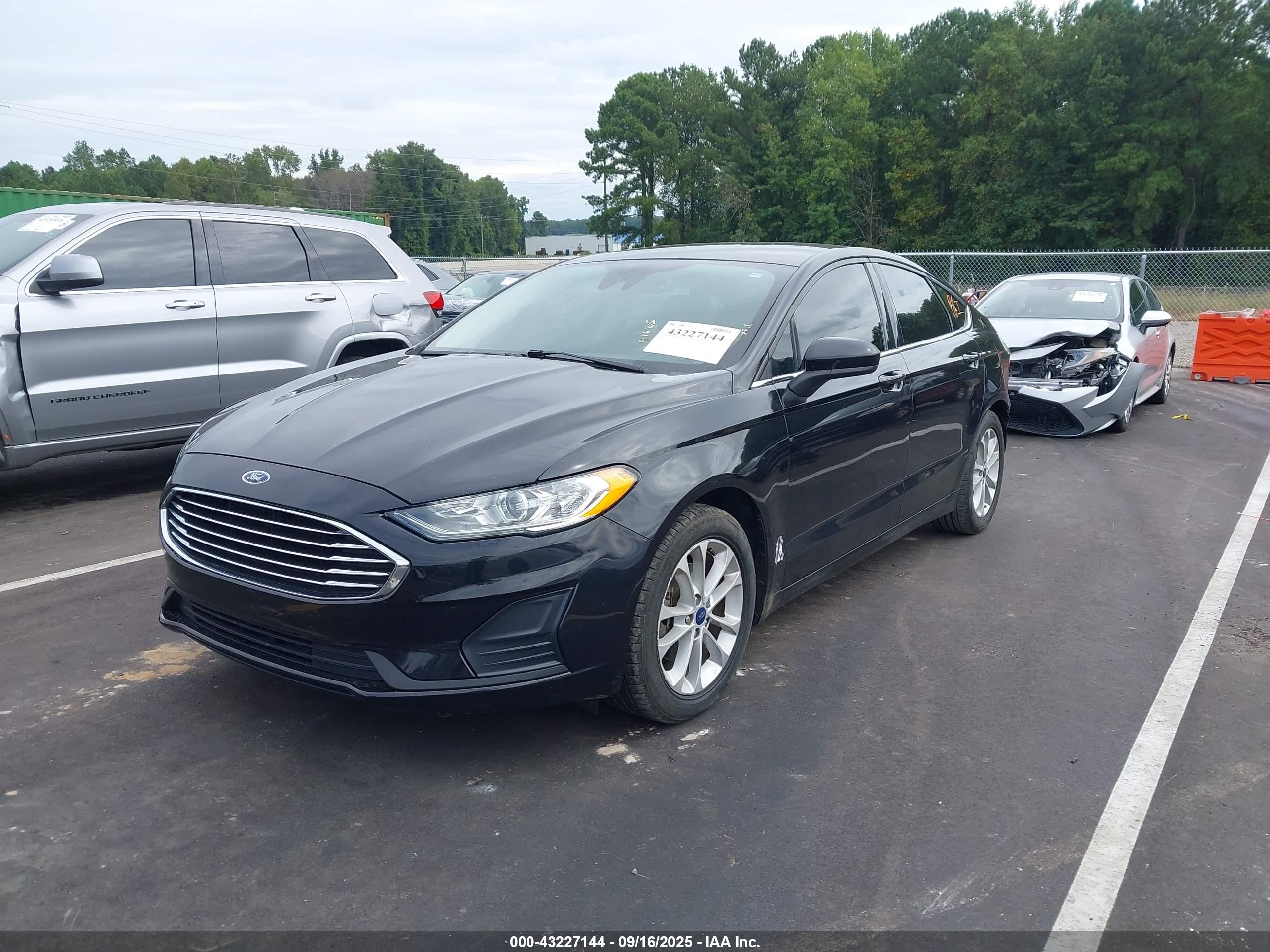 FORD FUSION image 2