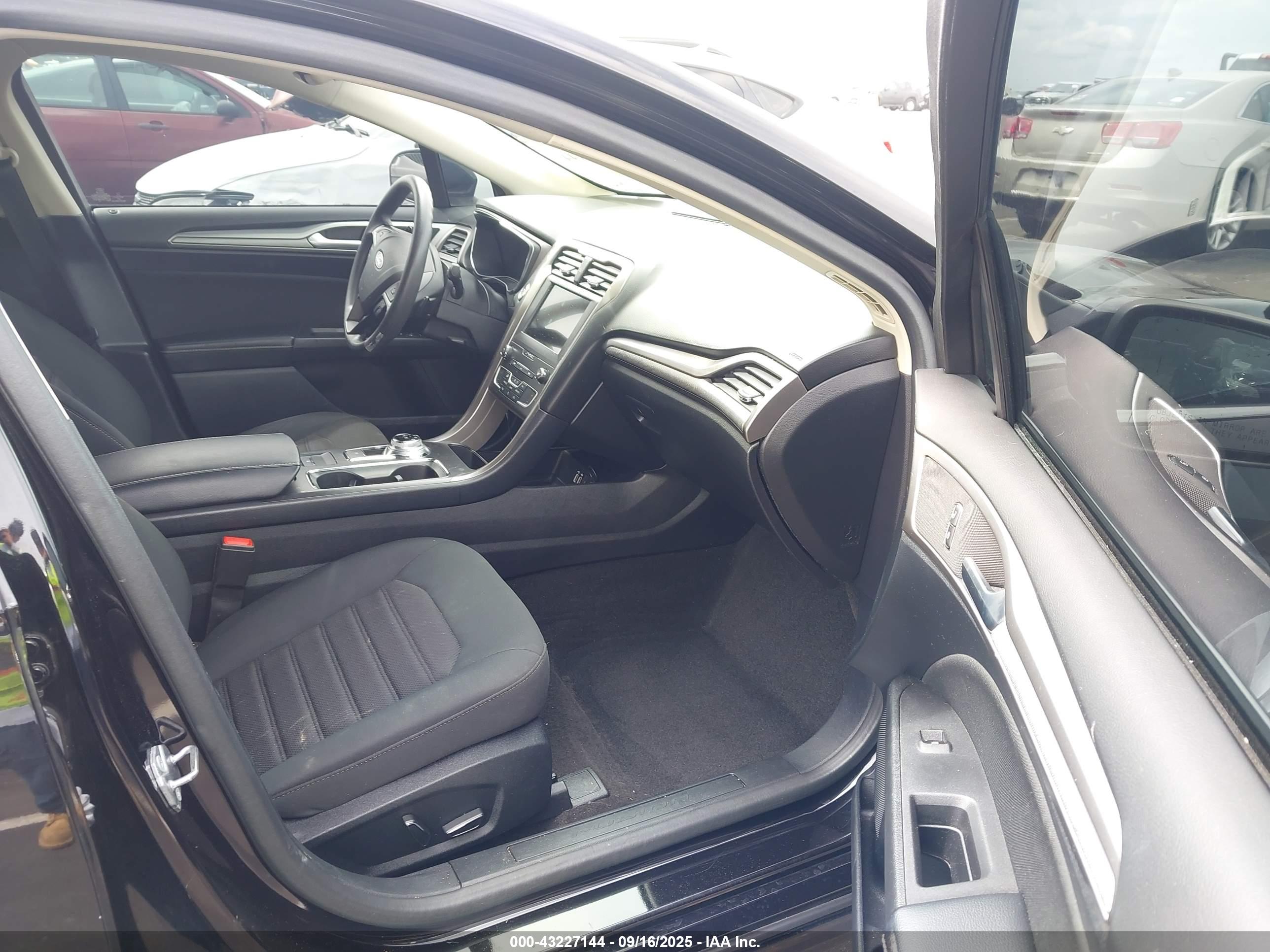 FORD FUSION image 5