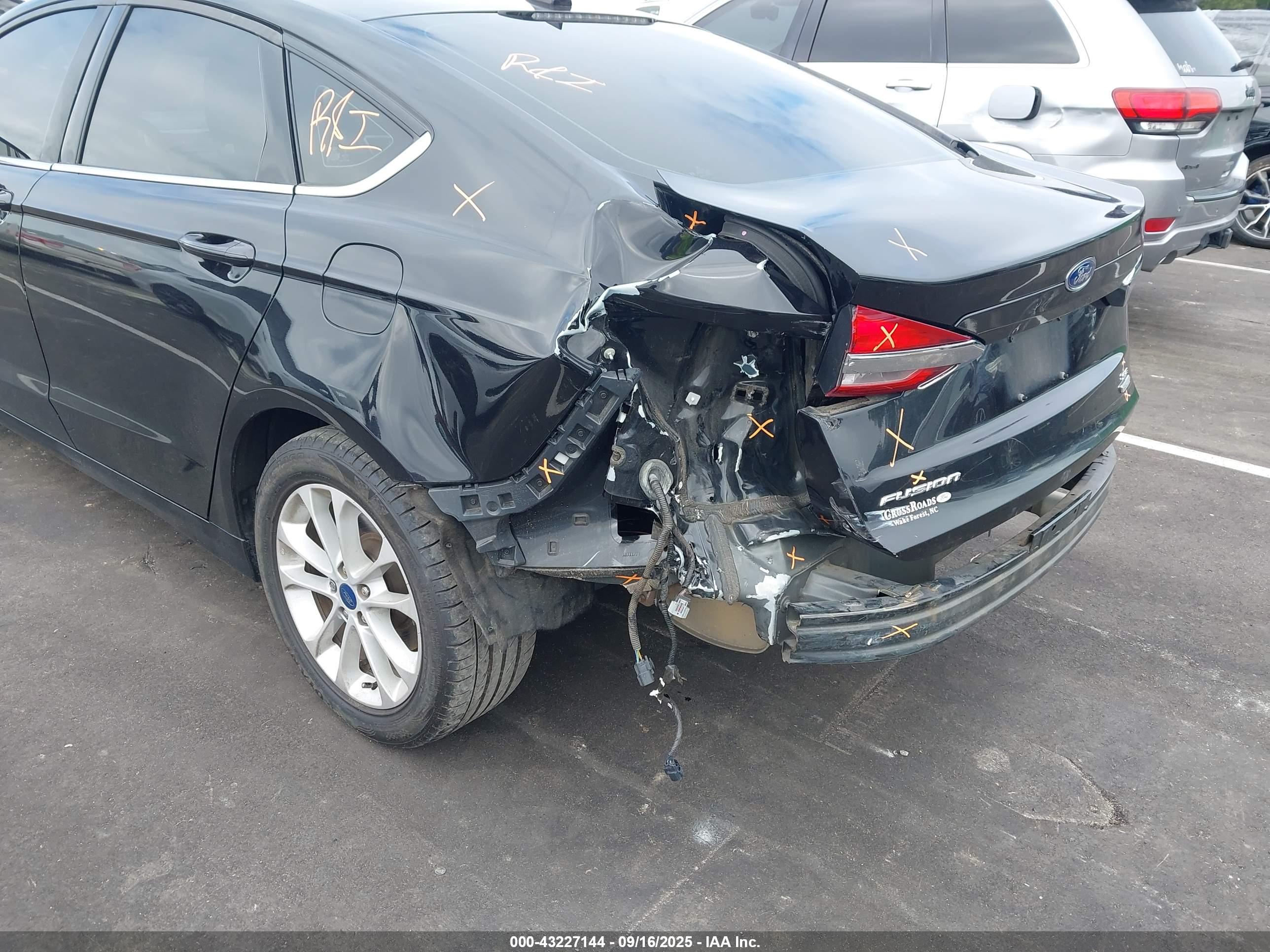 FORD FUSION image 6