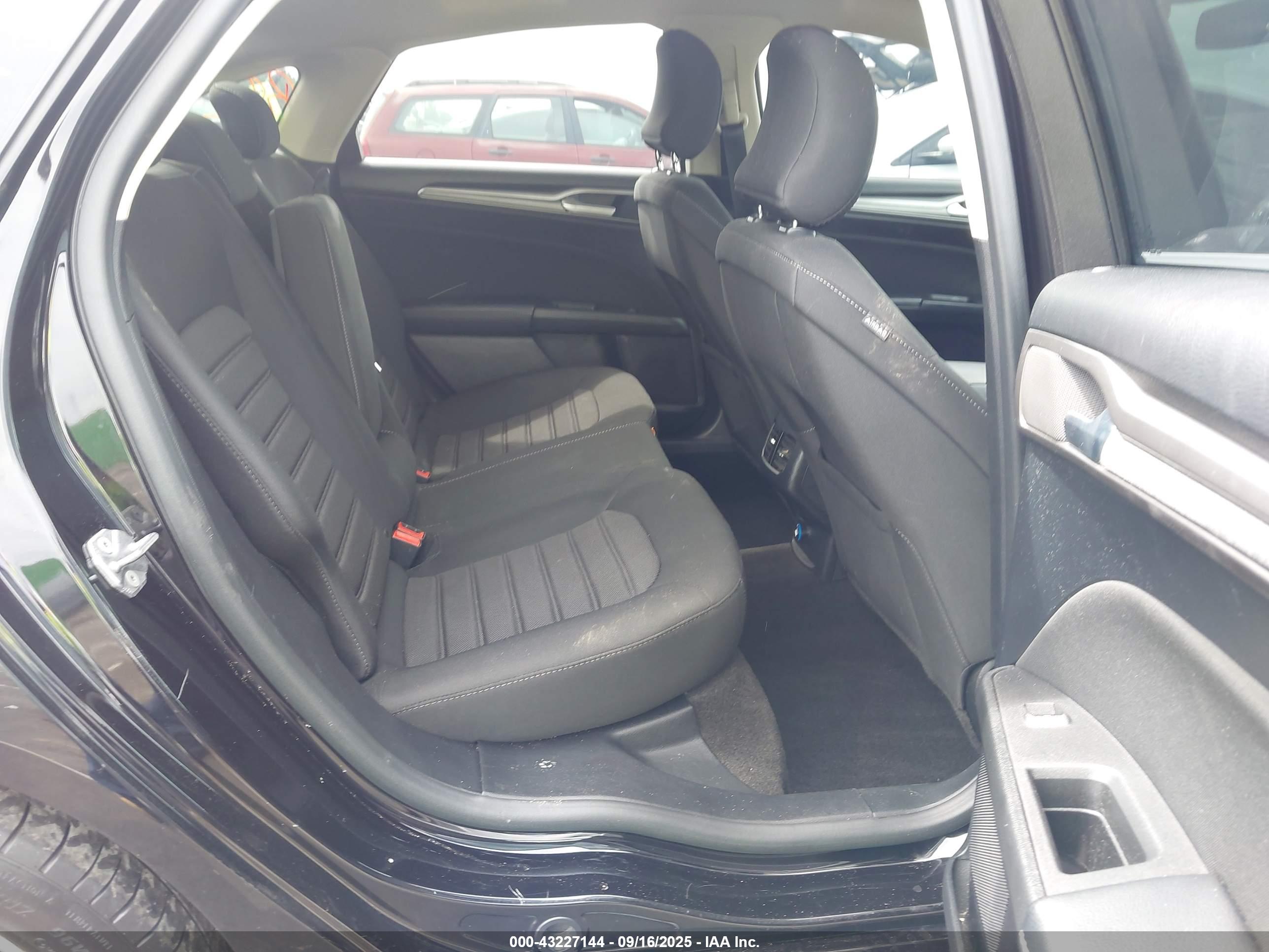 FORD FUSION image 8