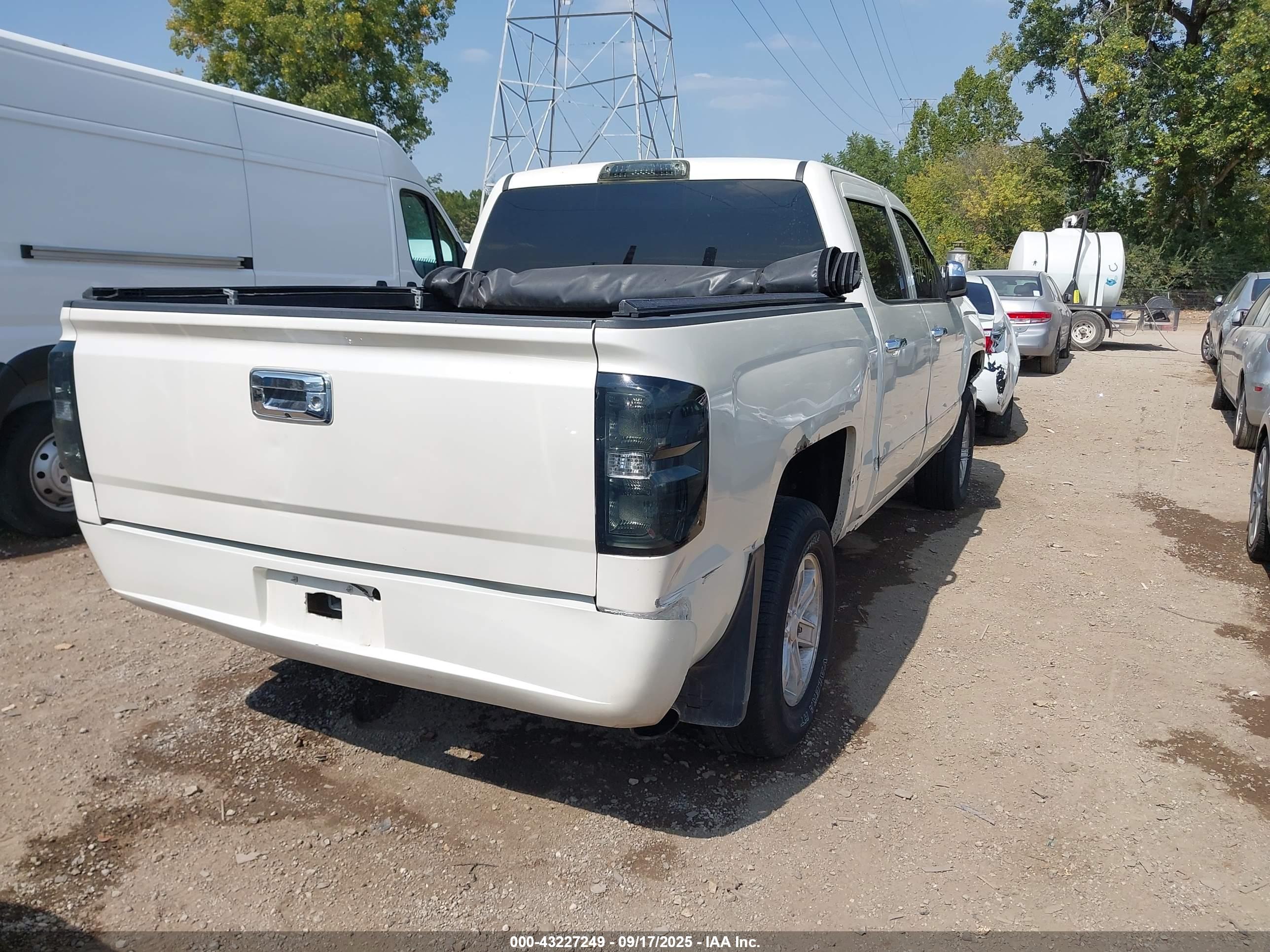 CHEVROLET SILVERADO image 4