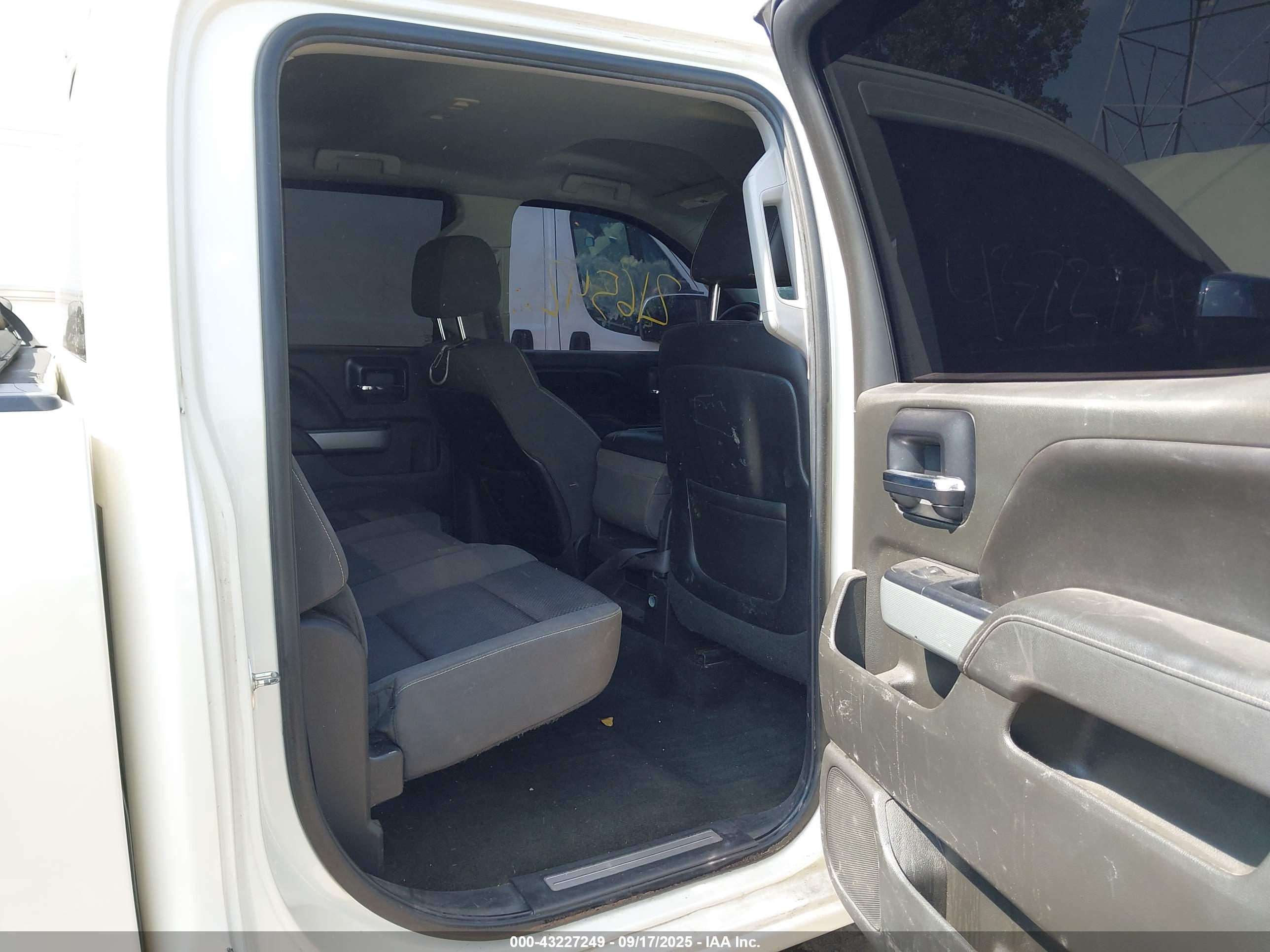 CHEVROLET SILVERADO image 8