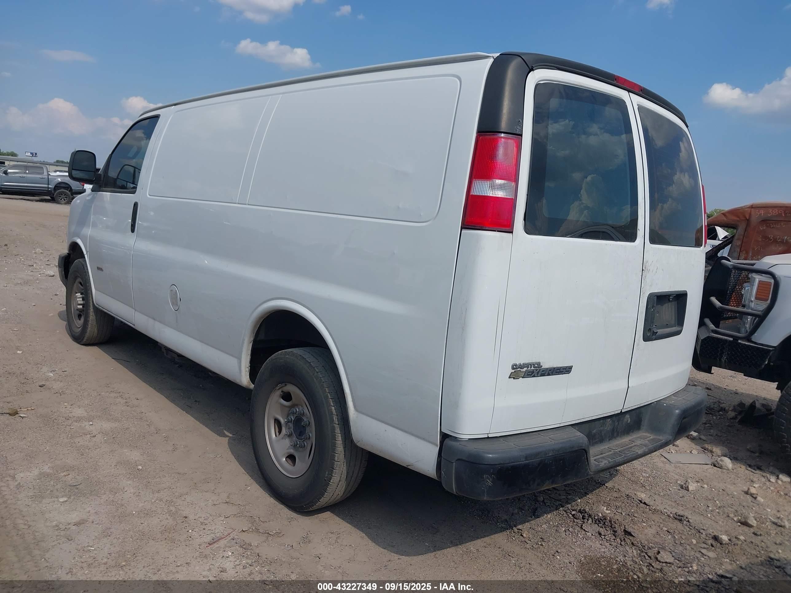 CHEVROLET EXPRESS image 3