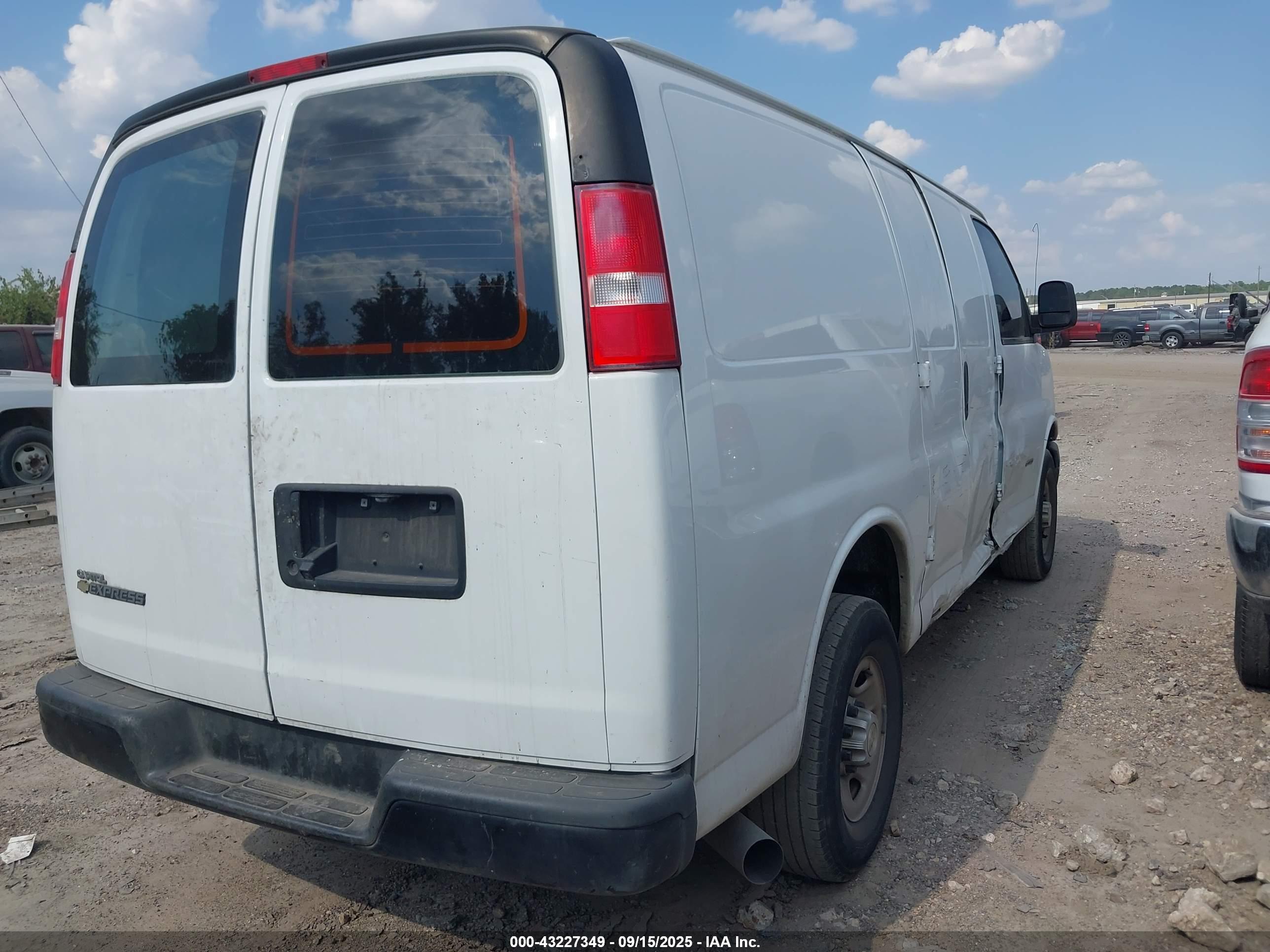 CHEVROLET EXPRESS image 4
