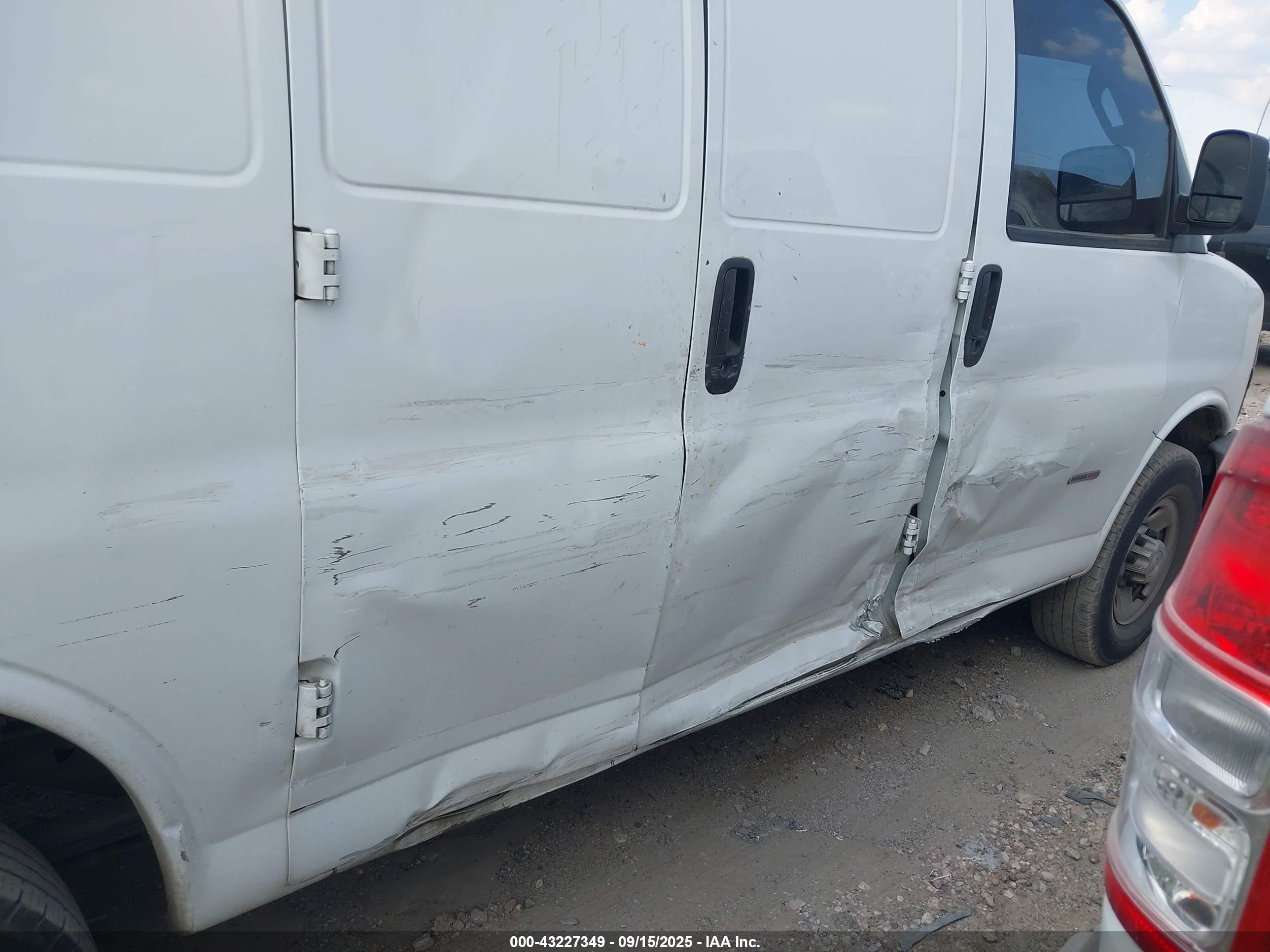 CHEVROLET EXPRESS image 6