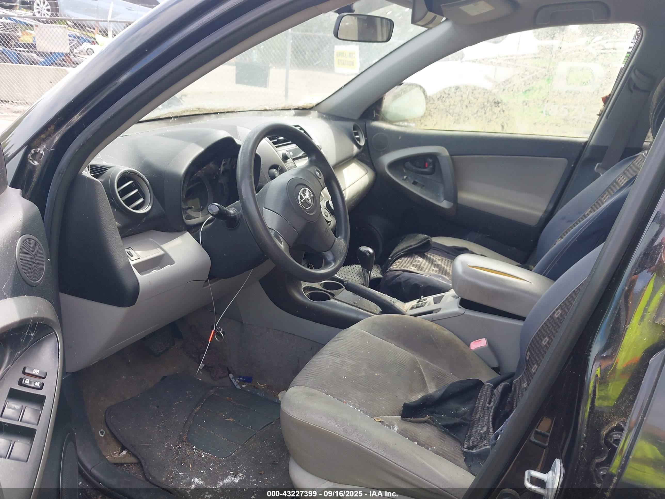 TOYOTA RAV4 image 5