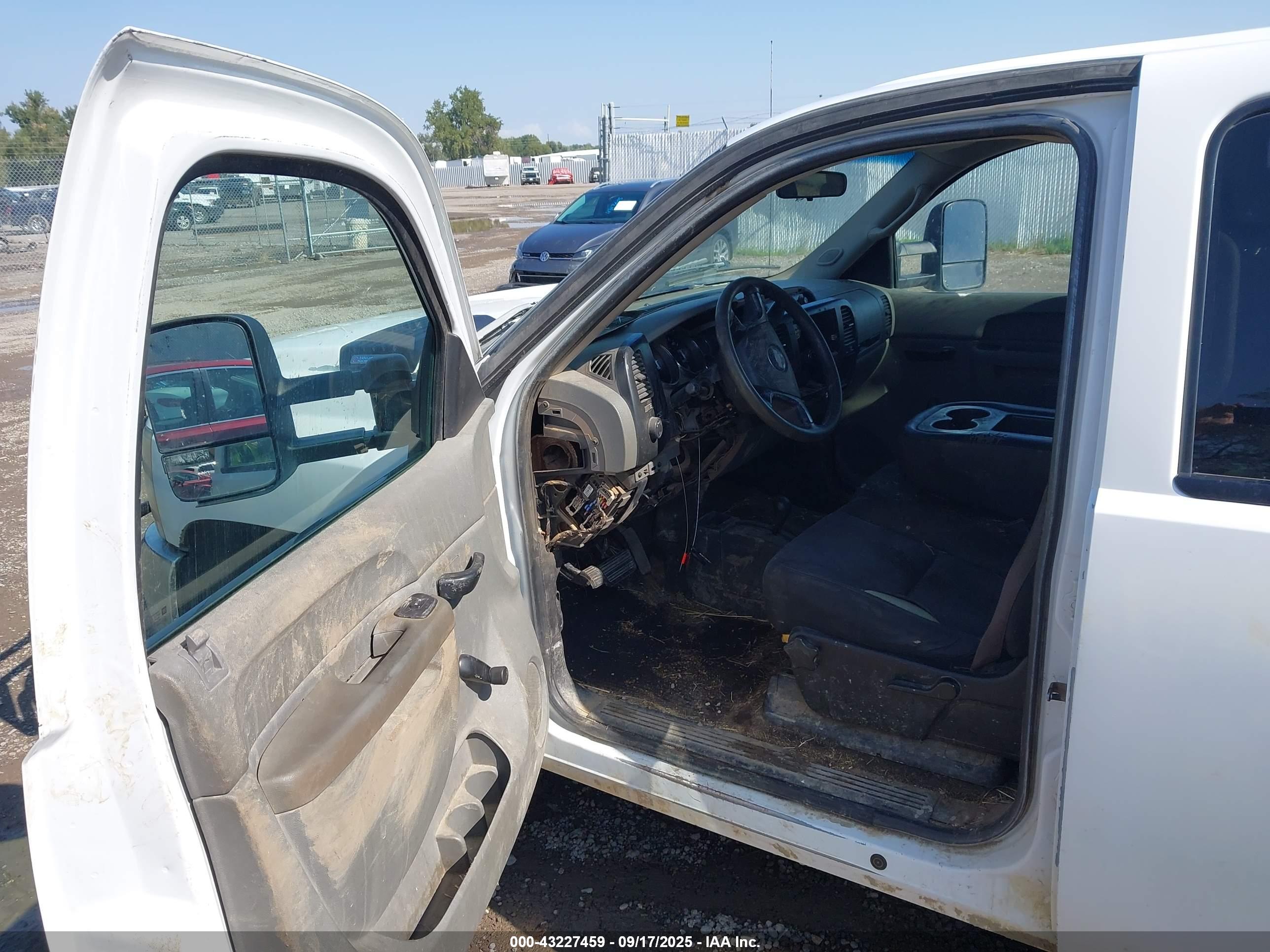 CHEVROLET SILVERADO image 5