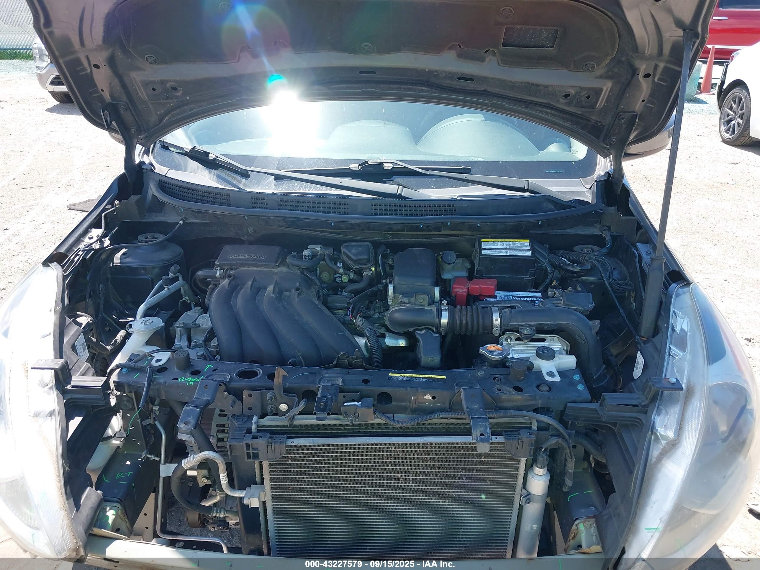 NISSAN VERSA image 10