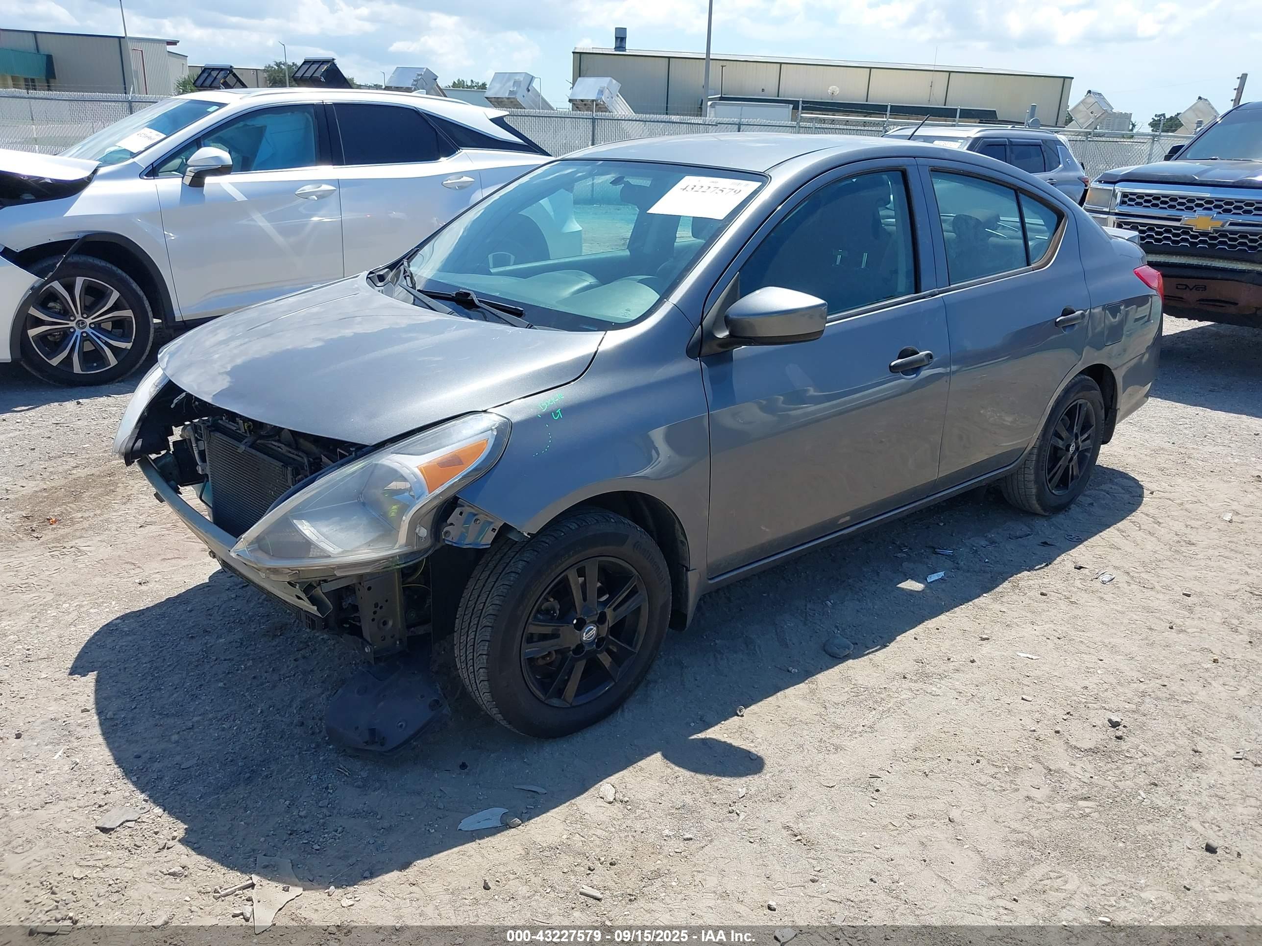 NISSAN VERSA image 2